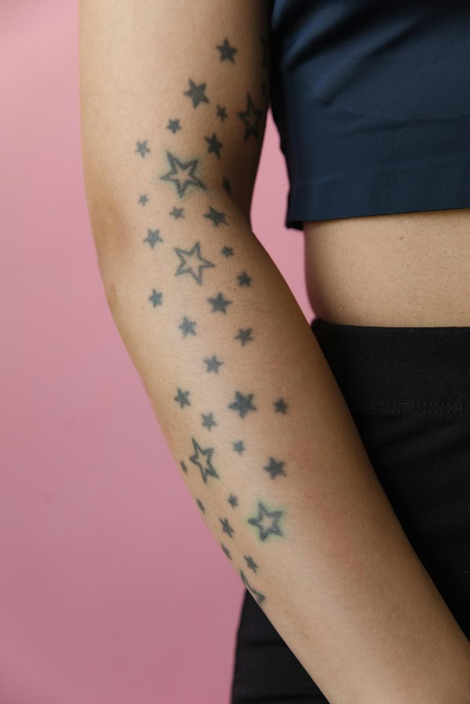 Que signifie réellement un tatouage étoile filante ?