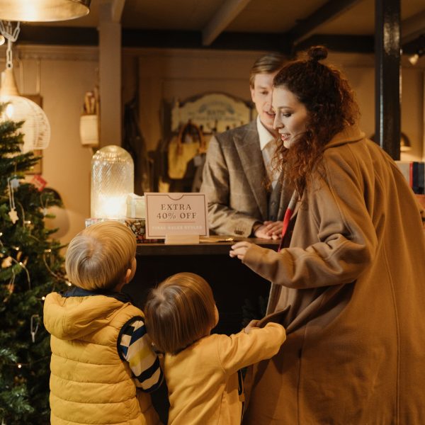 Famille faisant ses achats de Noël en magasin
