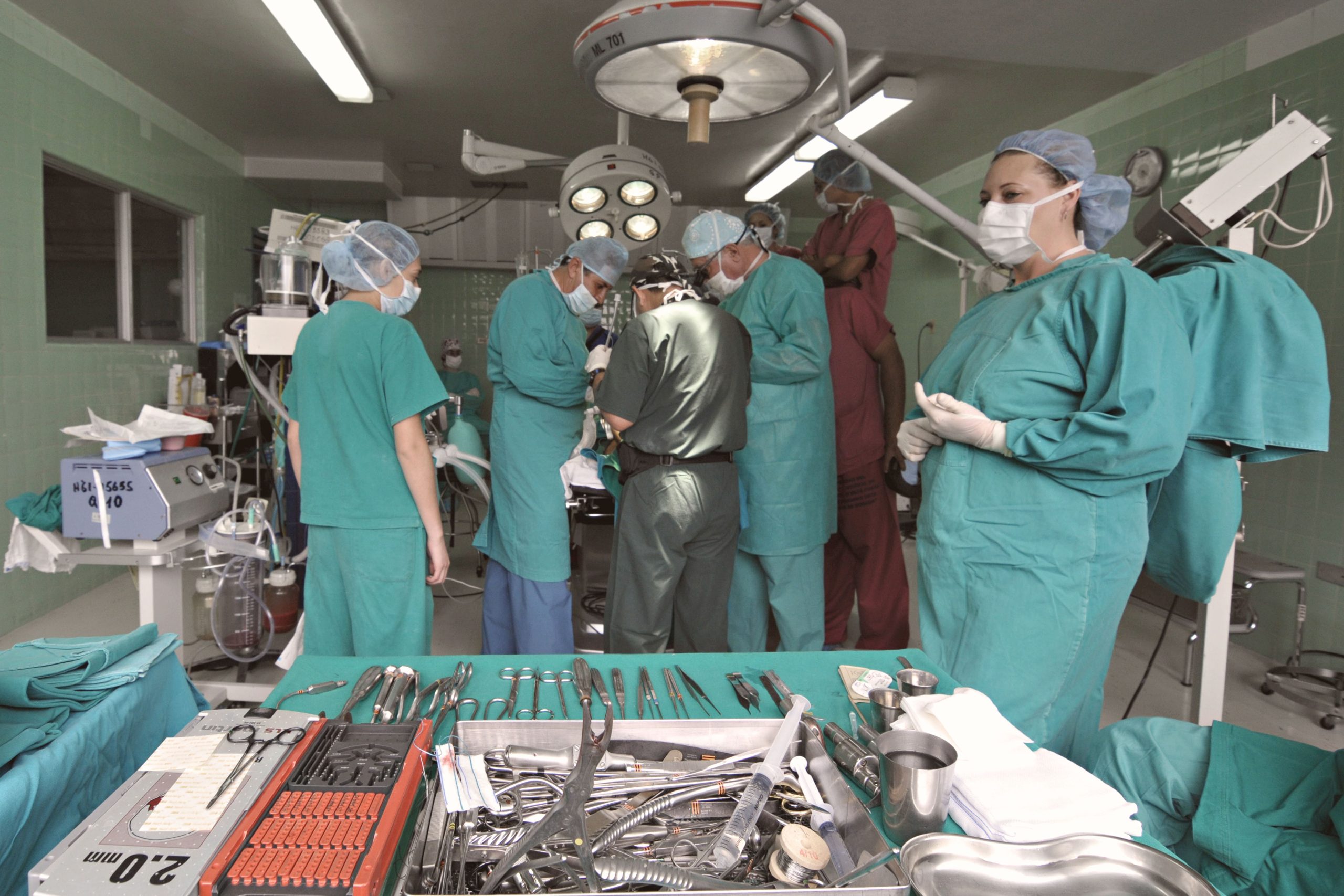 Équipe médicale en salle d'opération stérile
