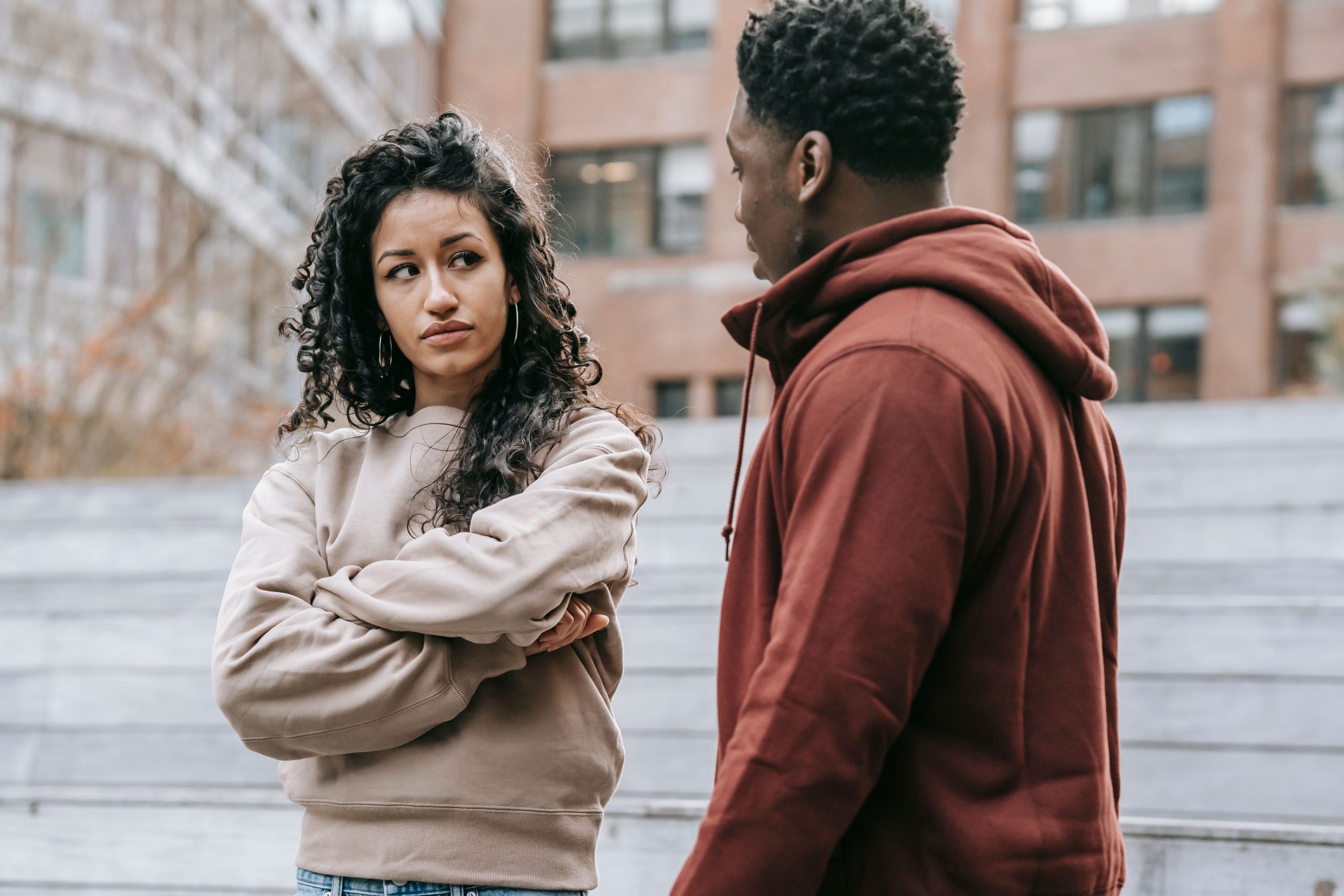 Couple en conflit se regardant sur le trottoir