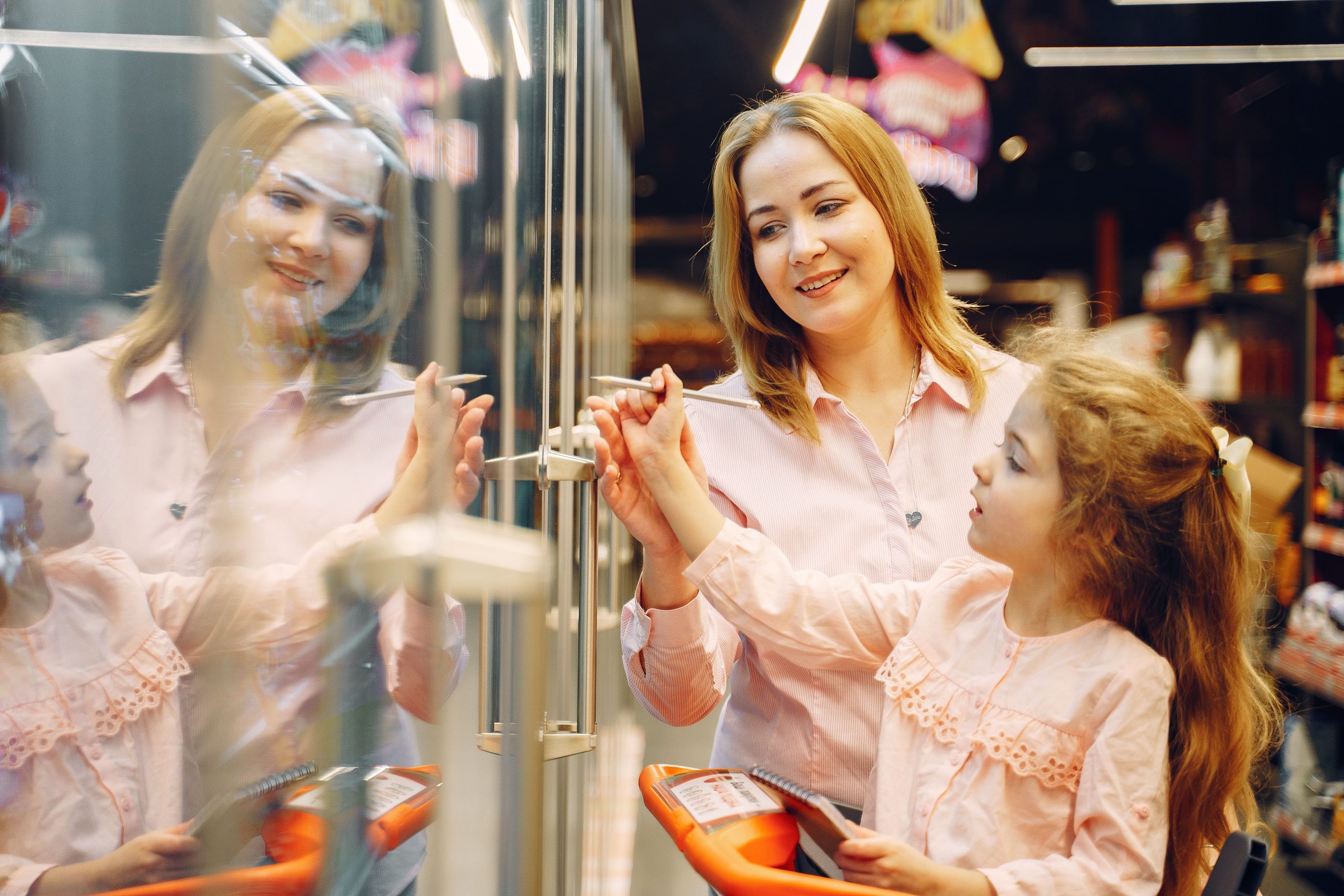 Femme et fillette shopping ensemble en magasin