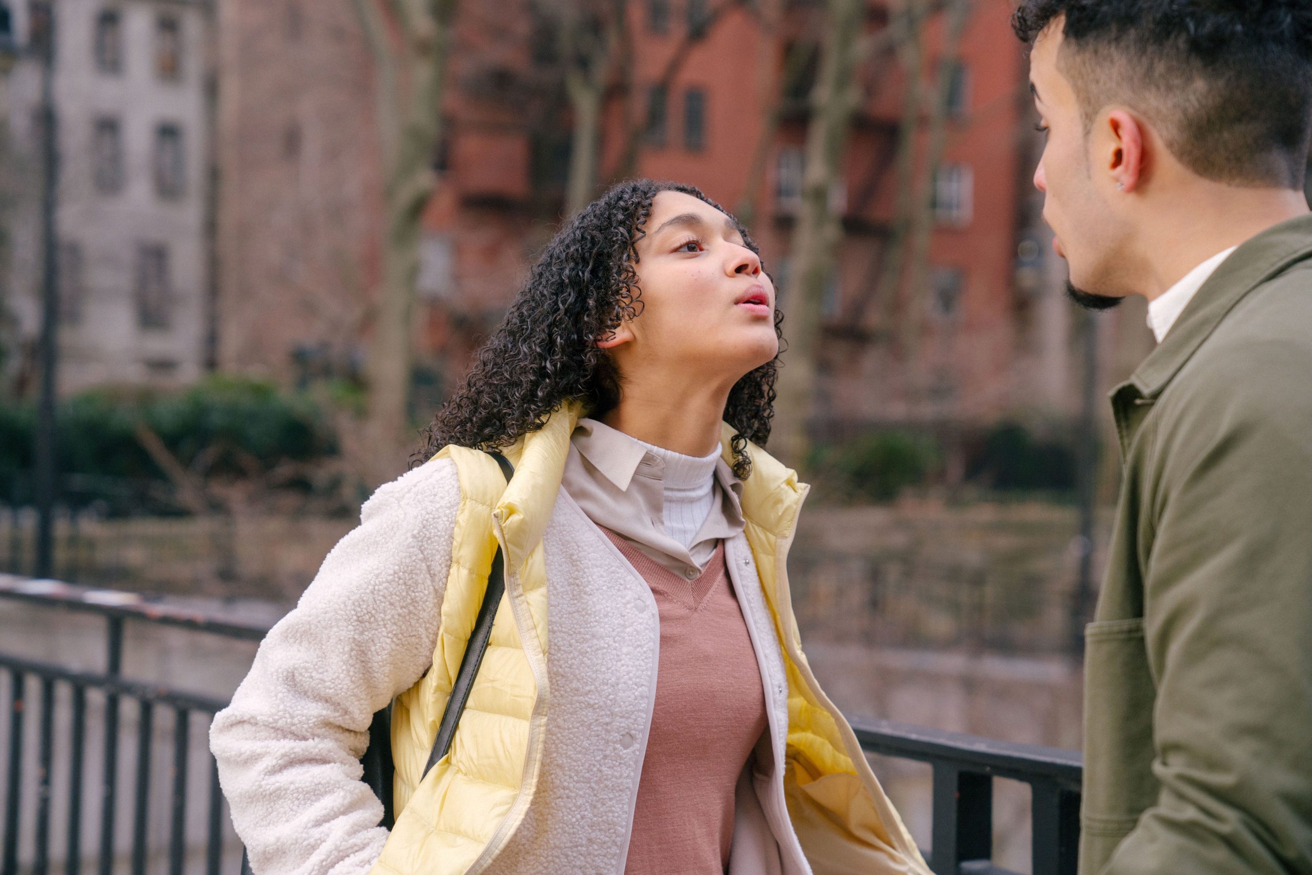 Femme et homme se disputant dans la rue