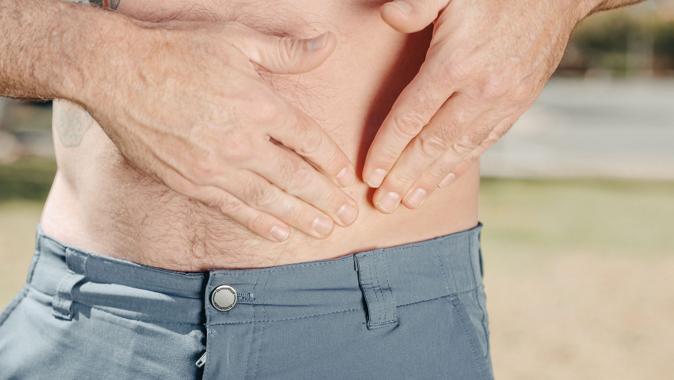 Personne se tenant l'abdomen après chirurgie