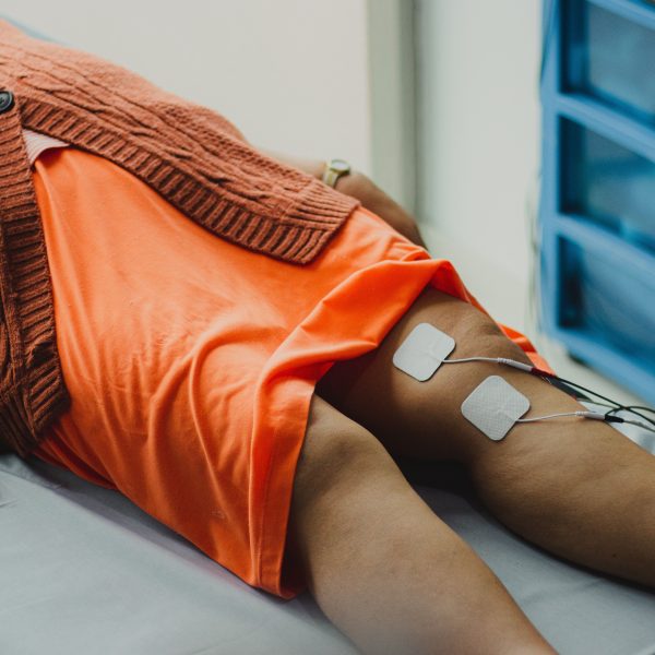 Séance d'électrostimulation sur les jambes en clinique