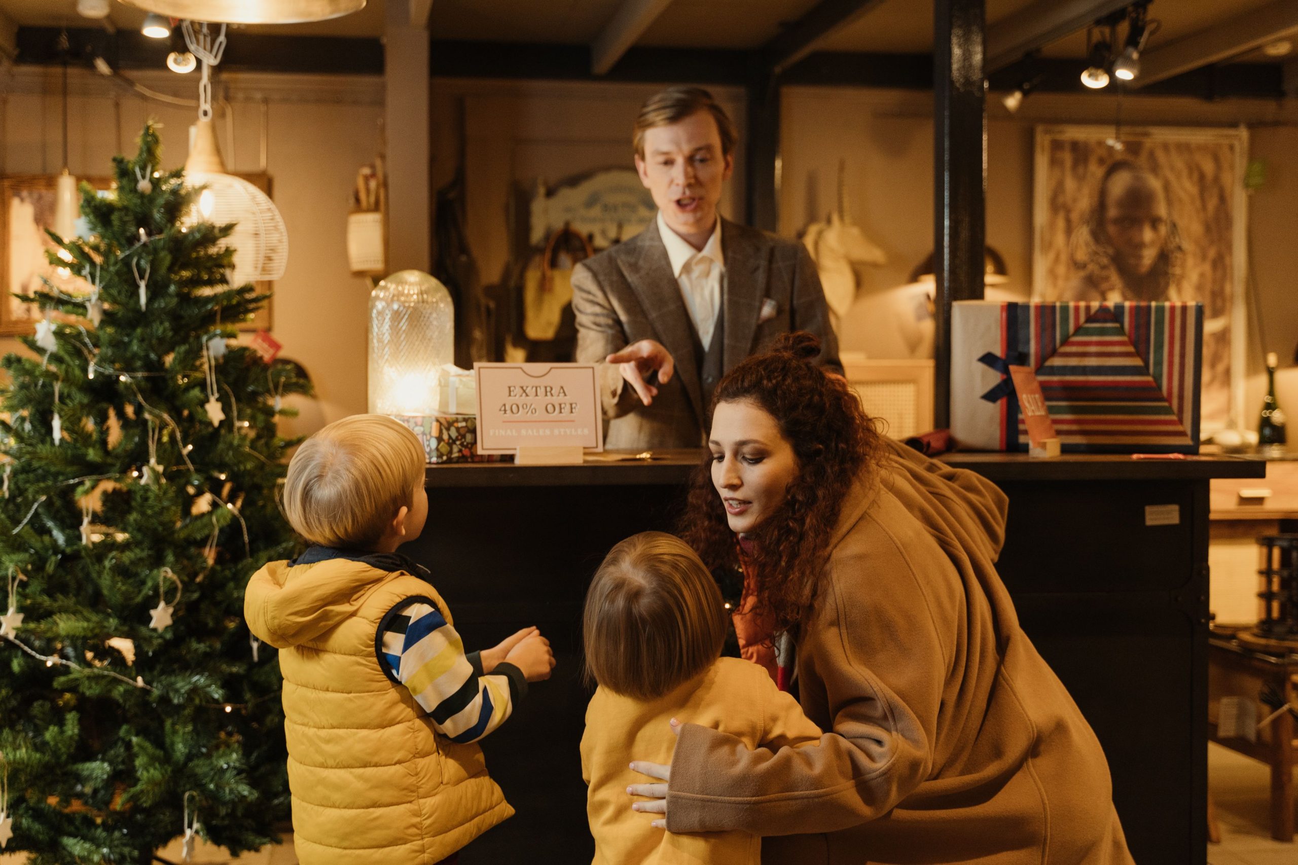 Enfants et parents cherchant des bons plans Noël