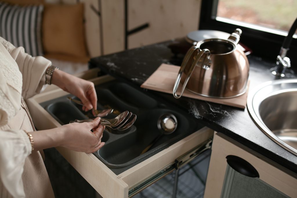 Comment ranger tes couverts sans tiroir efficacement ?