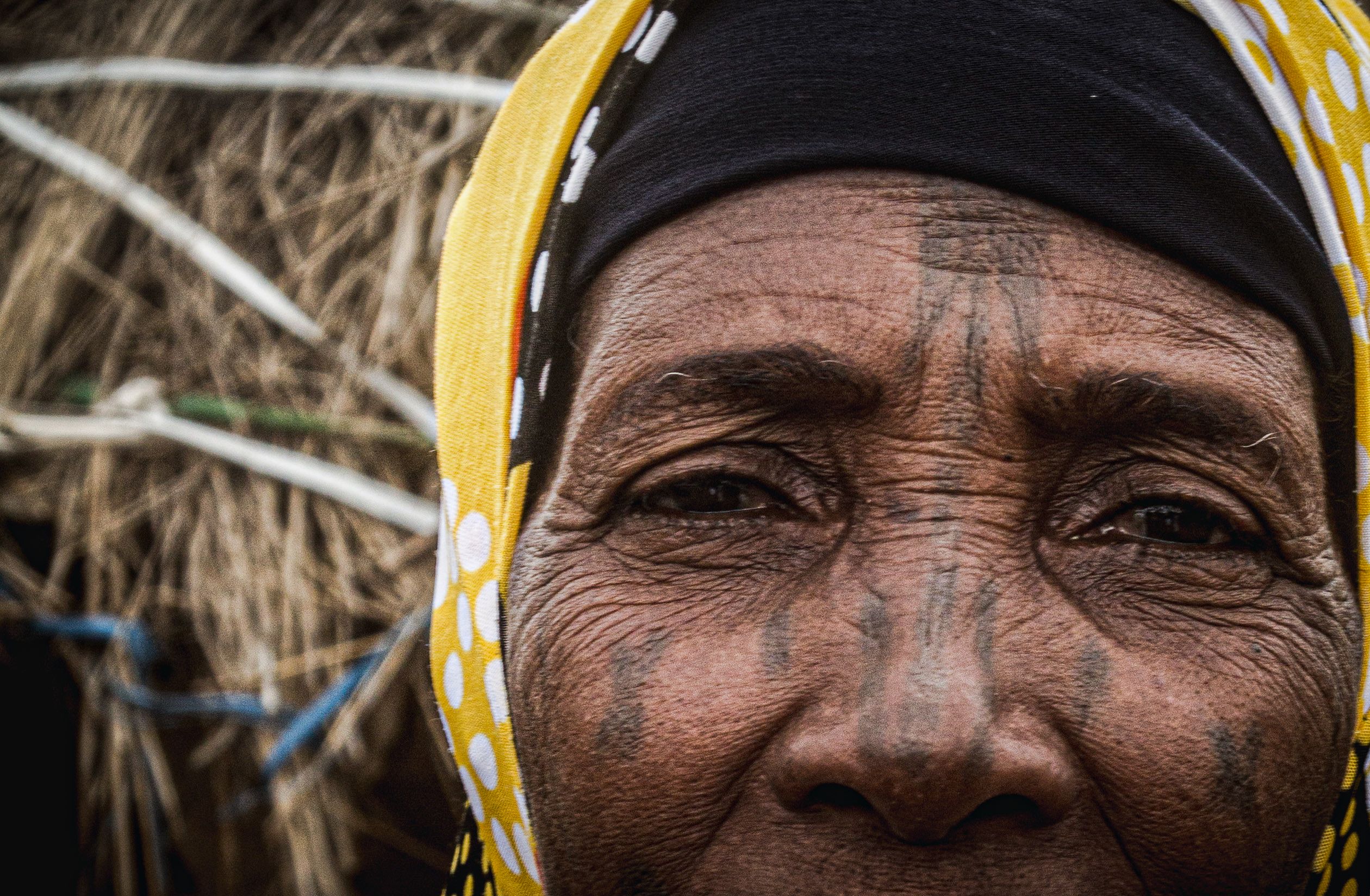 Gros plan tatouages faciaux traditionnels femme berbère