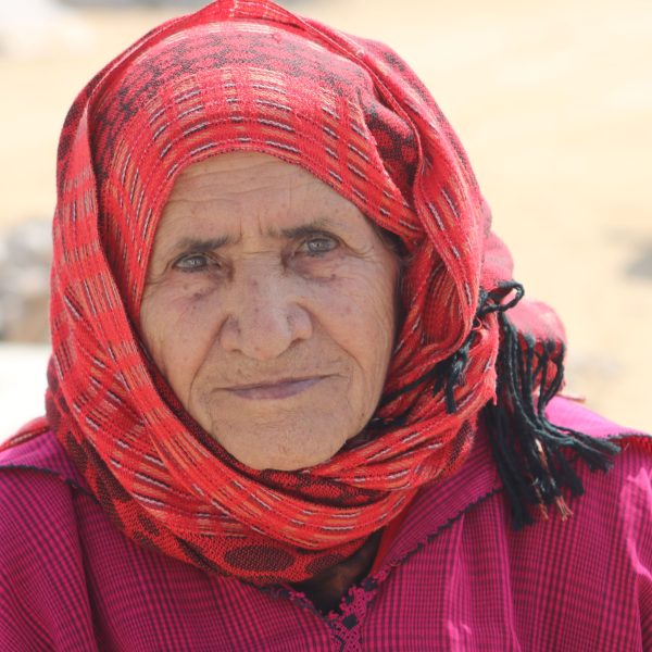 Femme berbère âgée en tenue traditionnelle marocaine