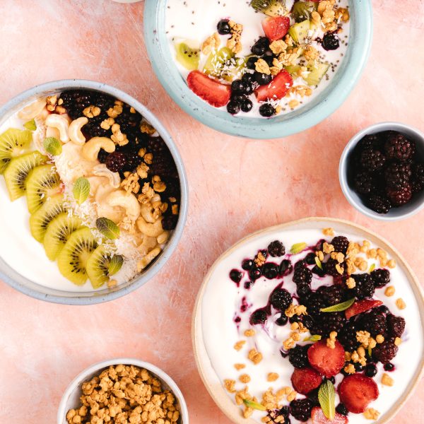 Bols de yaourt garnis de fruits frais et noix