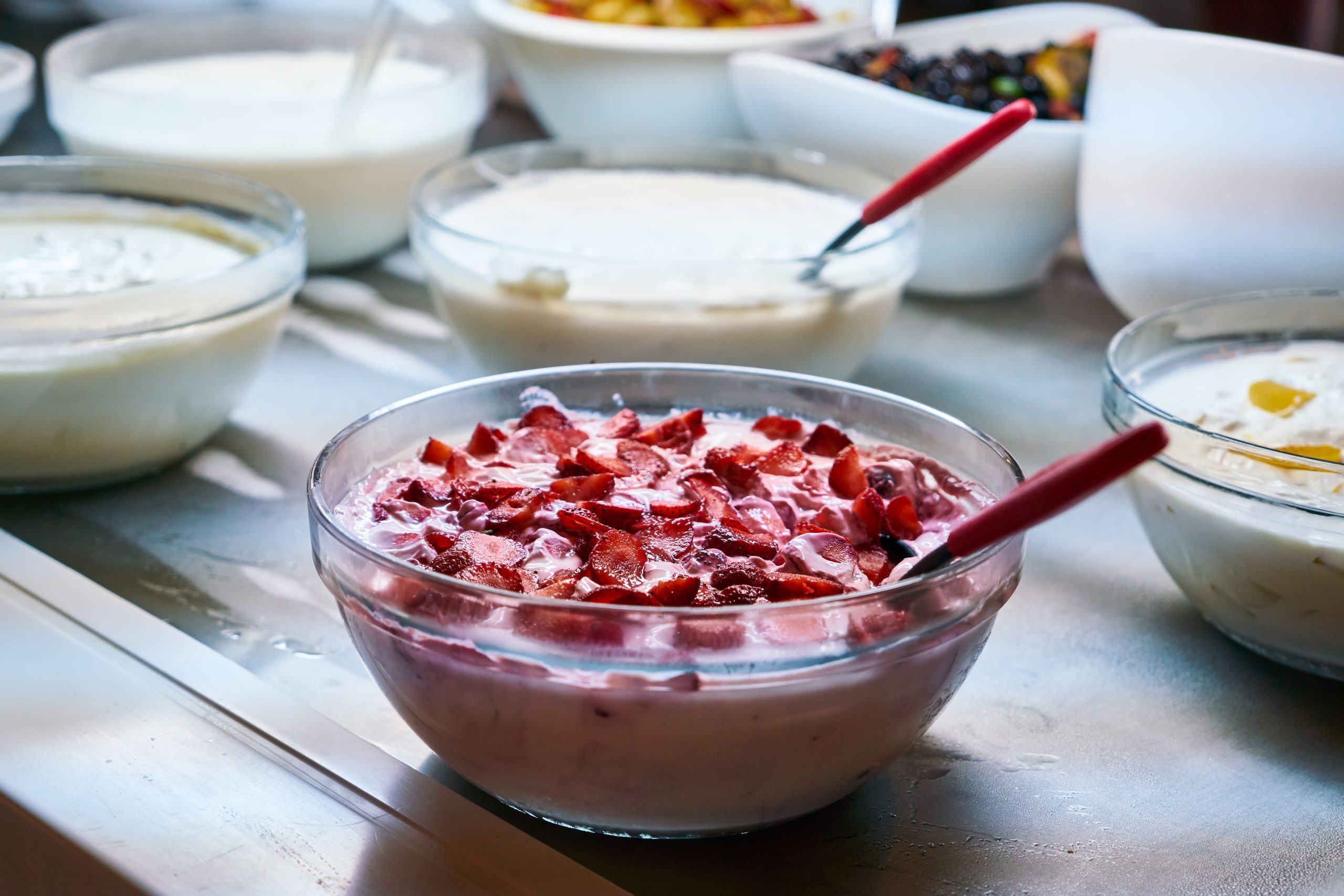 Yaourt maison avec fruits frais et toppings variés