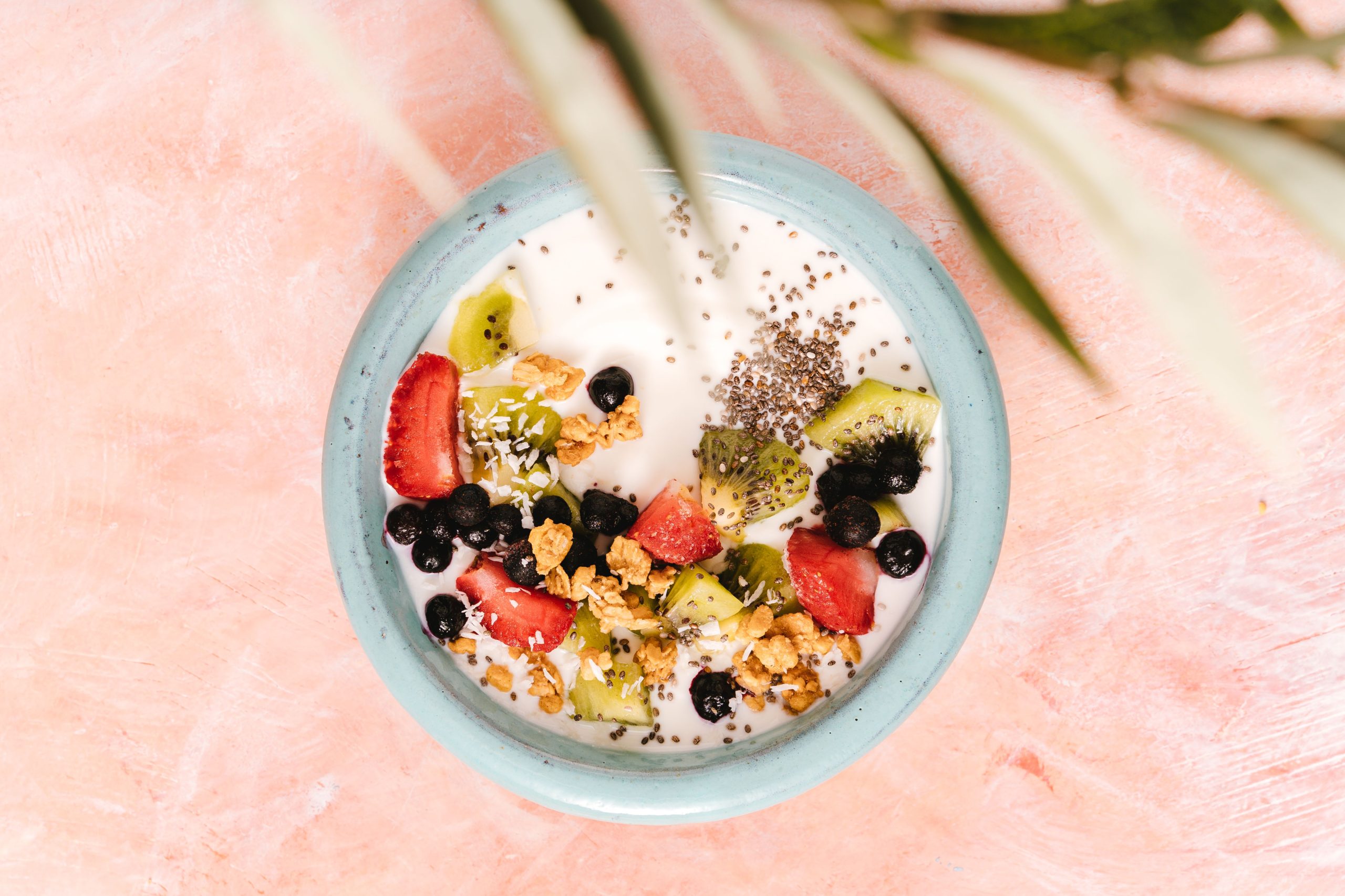 Bol petit-déjeuner yaourt fruits et graines