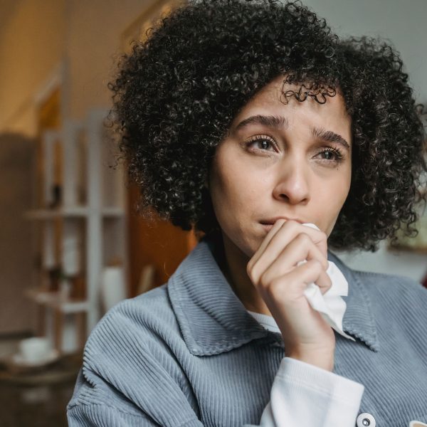 Femme triste avec mouchoir, regard détourné