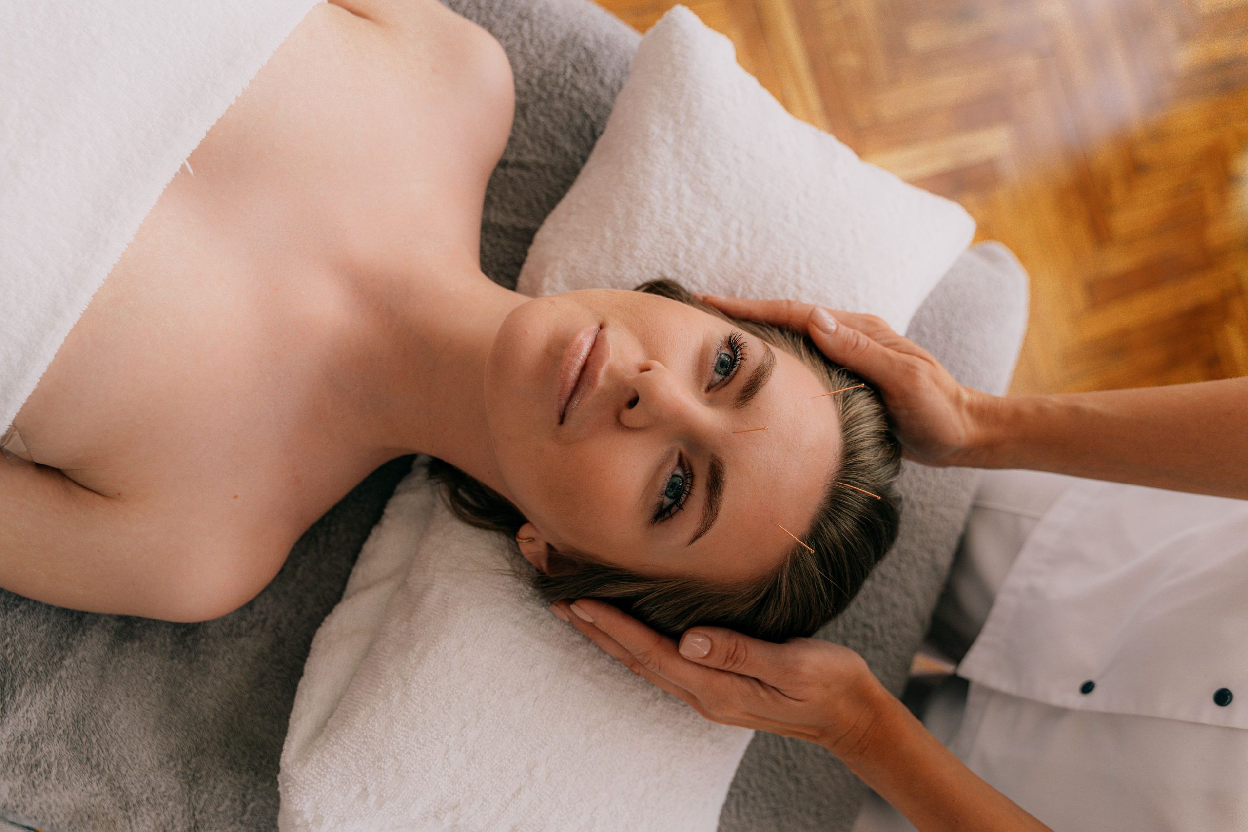Femme acupuncture therapie sereine wellness facial