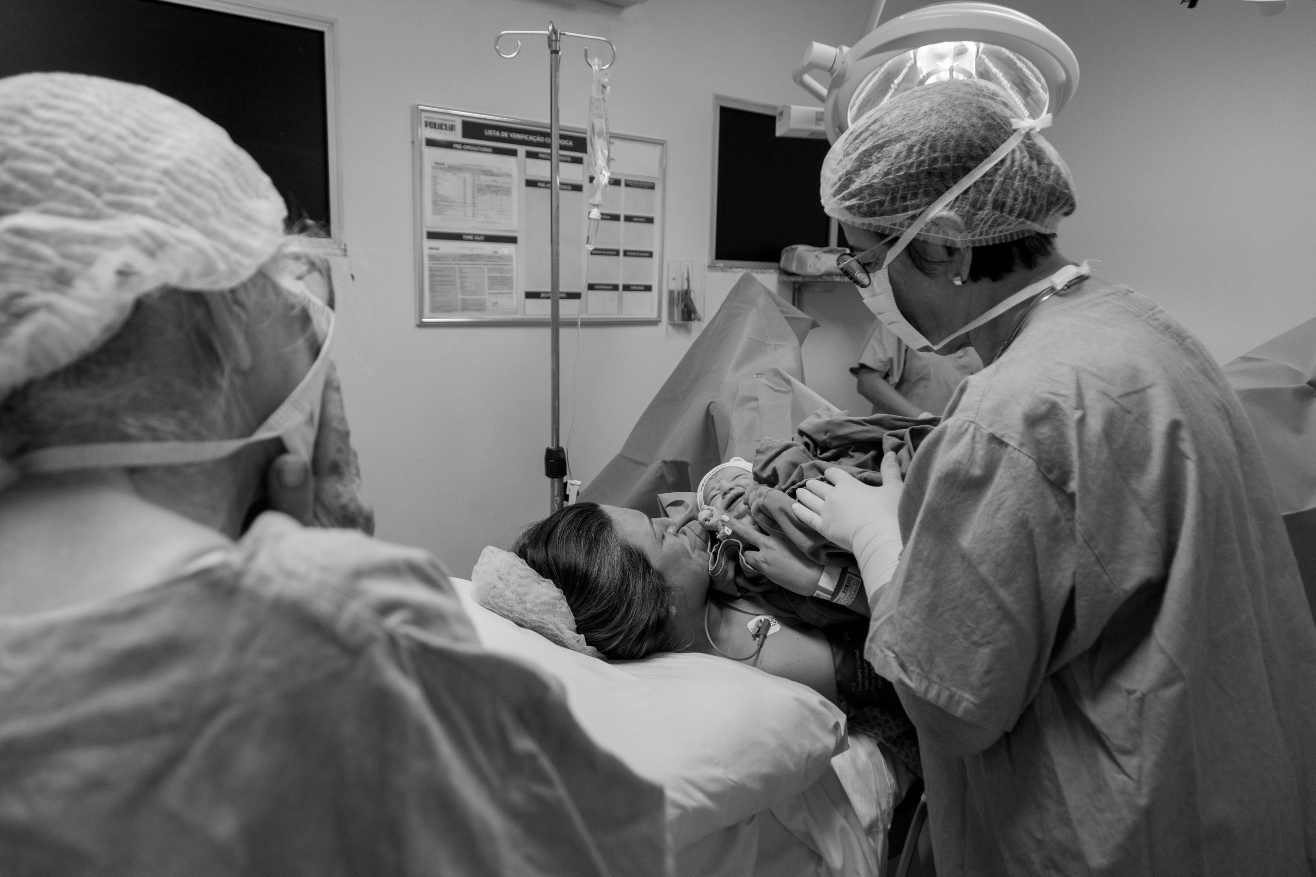 Salle de travail avec médecins et nouveau-né