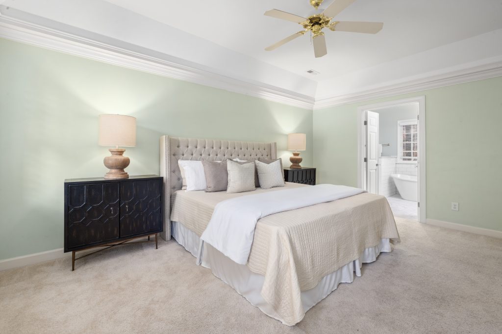 Lit queen size : quelles dimensions pour ta chambre ?