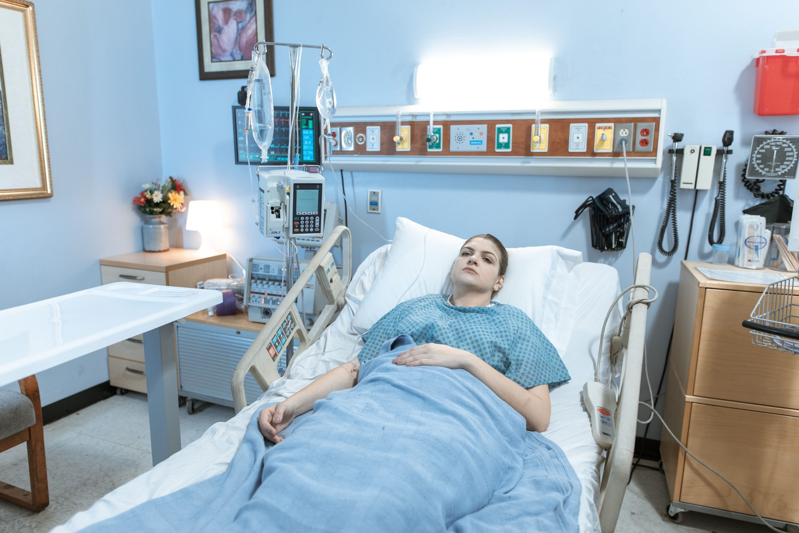 Patiente en convalescence dans chambre d'hôpital
