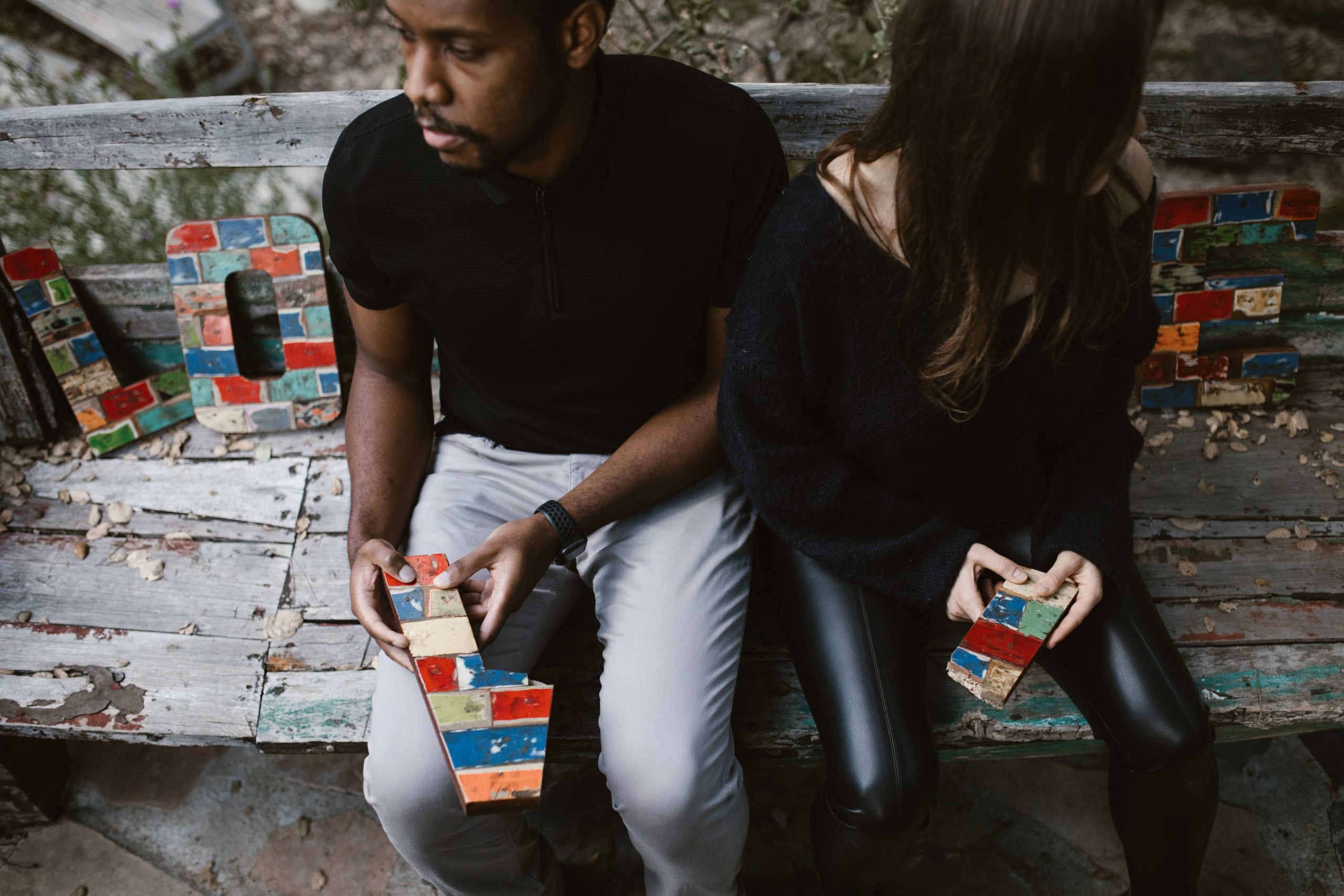 Couple sur banc avec blocs colorés amour