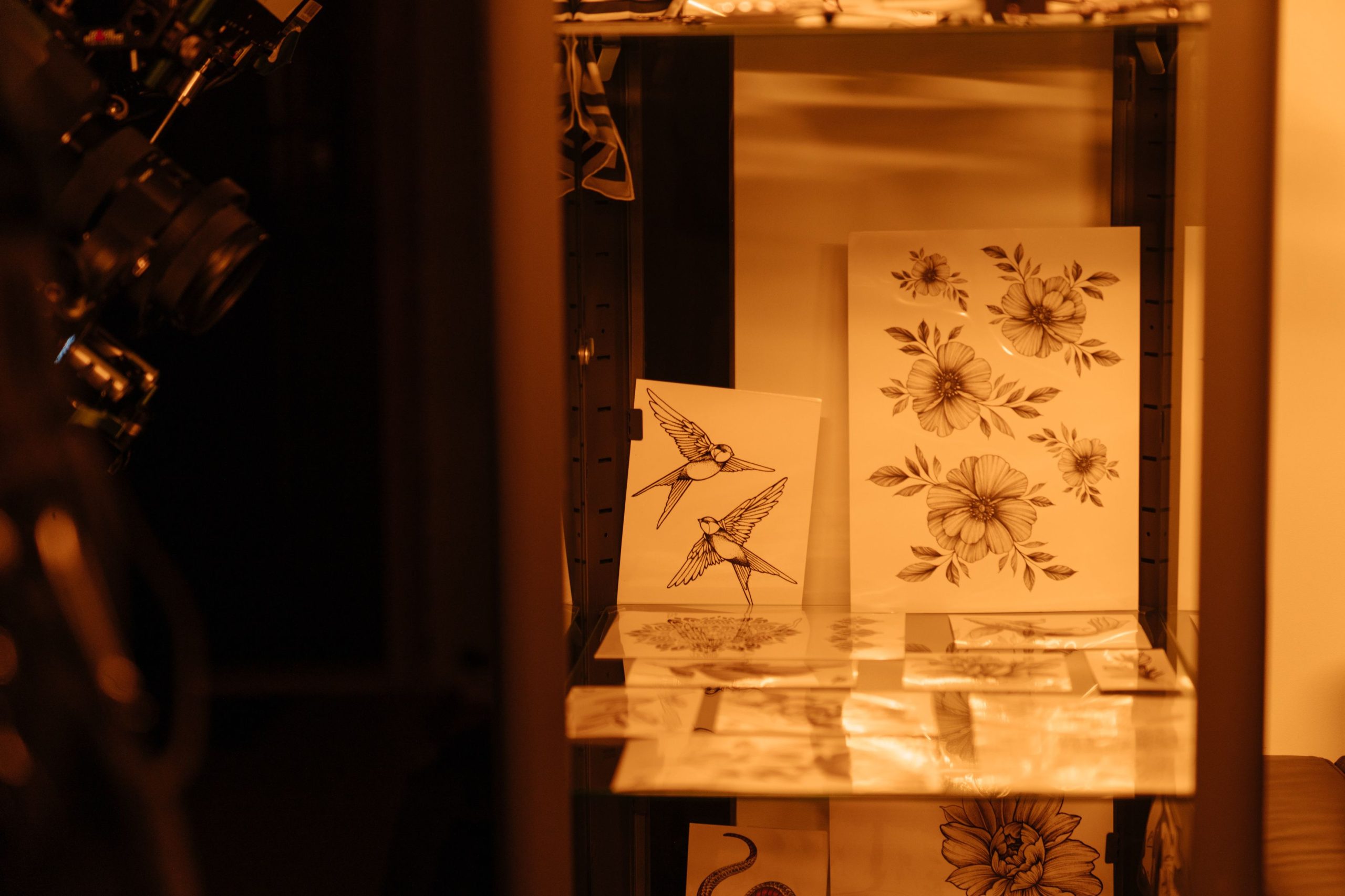 Croquis de tatouages oiseaux et fleurs en studio