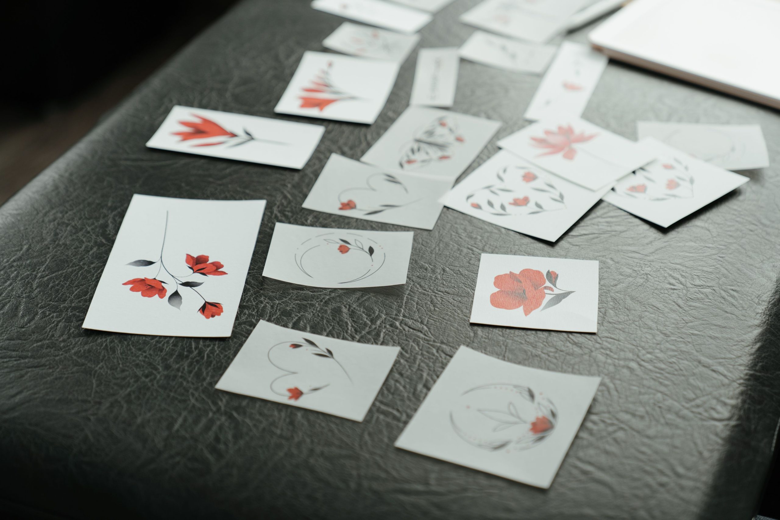 Esquisses de tatouages floraux sur surface sombre