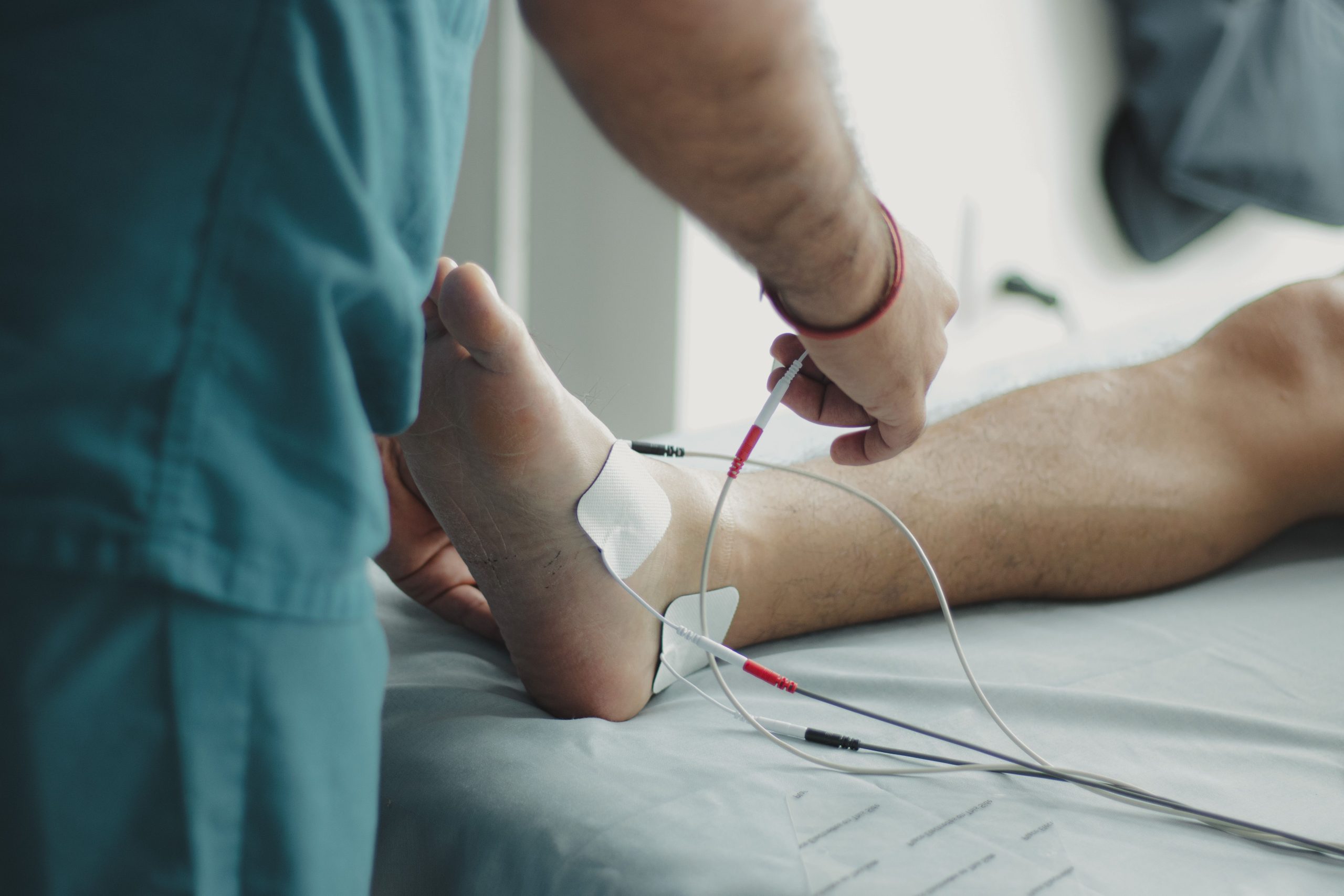 Professionnel de santé examinant pied patient