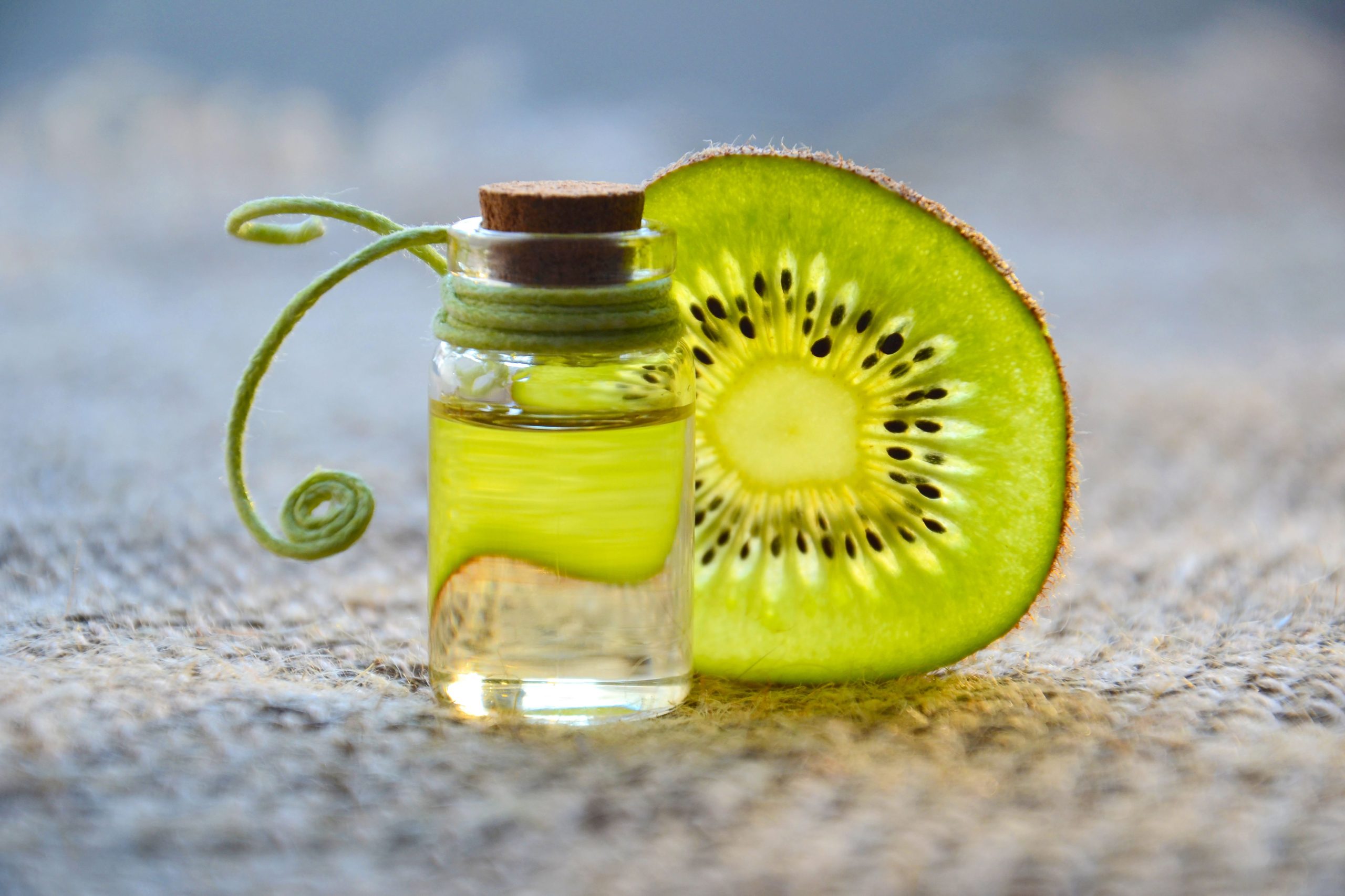 Tranche de kiwi et bouteille de liquide vert