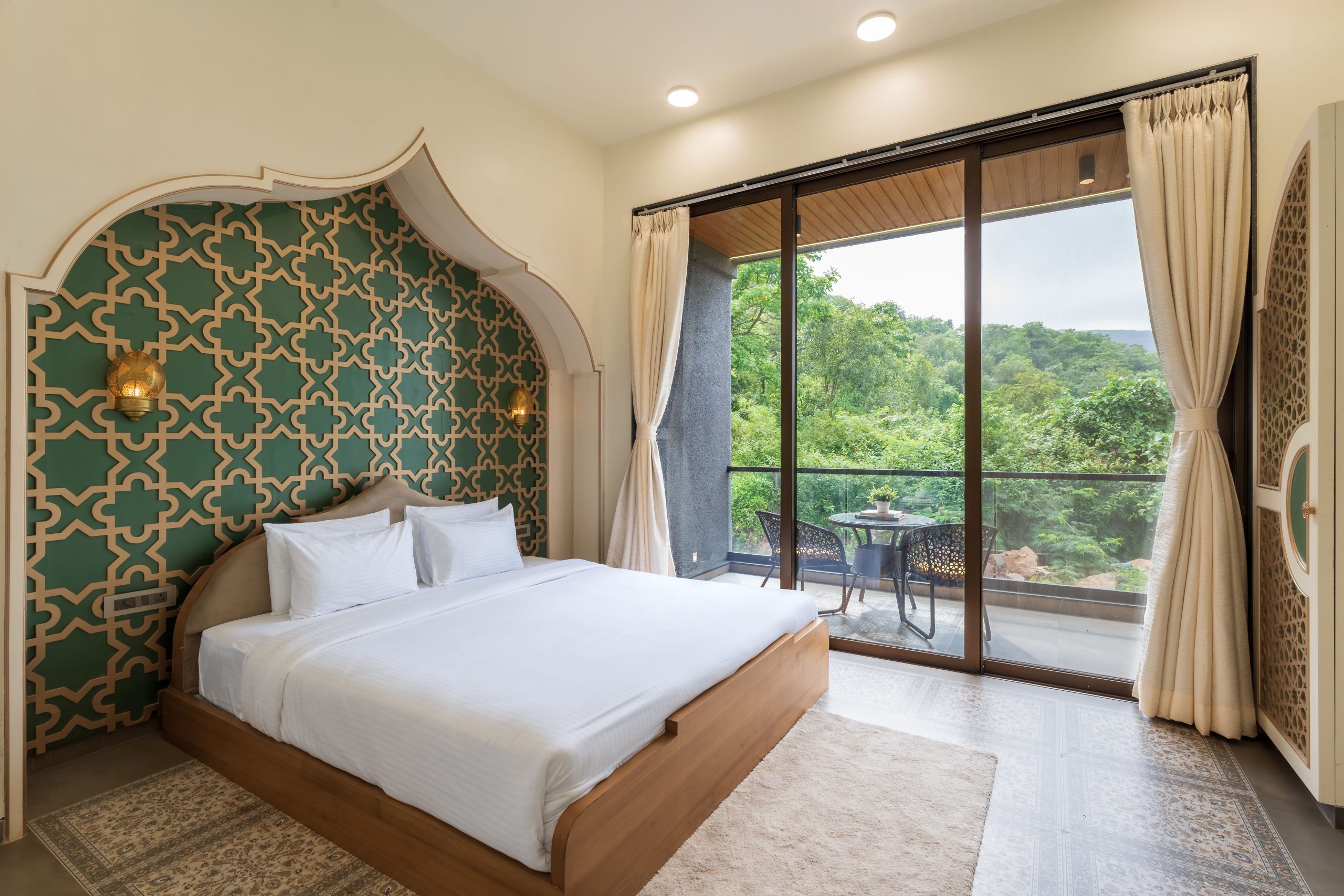 Chambre elegante avec lit queen size et vue nature
