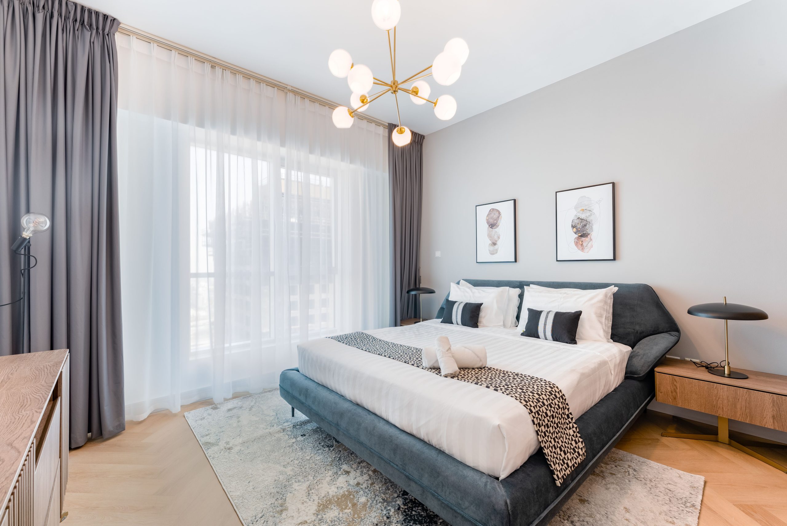 Chambre moderne avec lit queen size et design luxueux