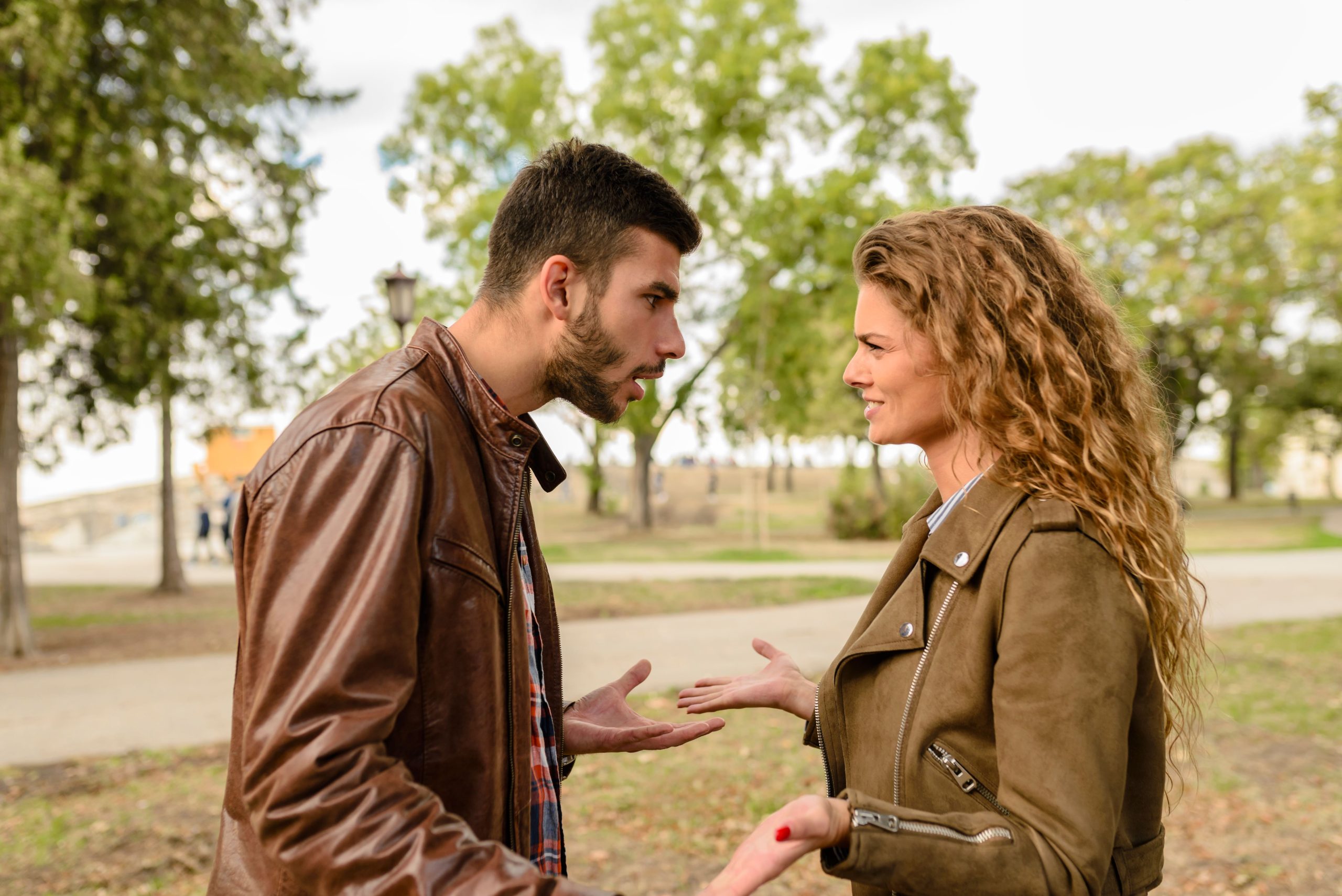 Couple en conflit extérieur exprimant frustration