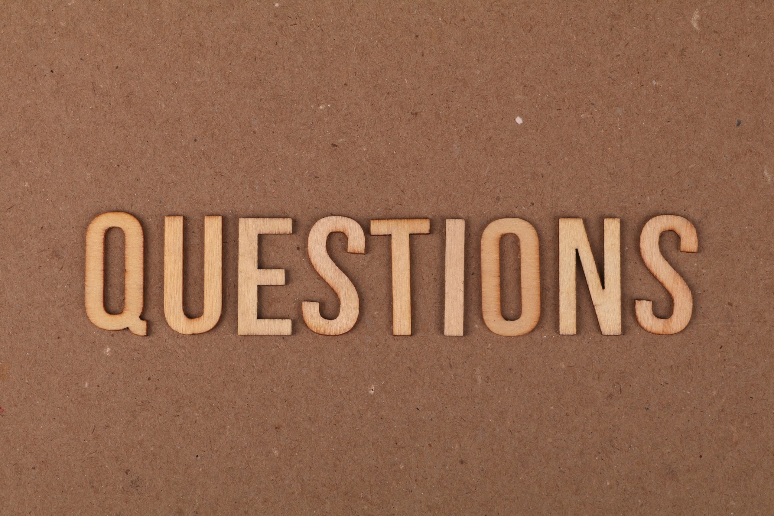 Lettres en bois formant le mot questions