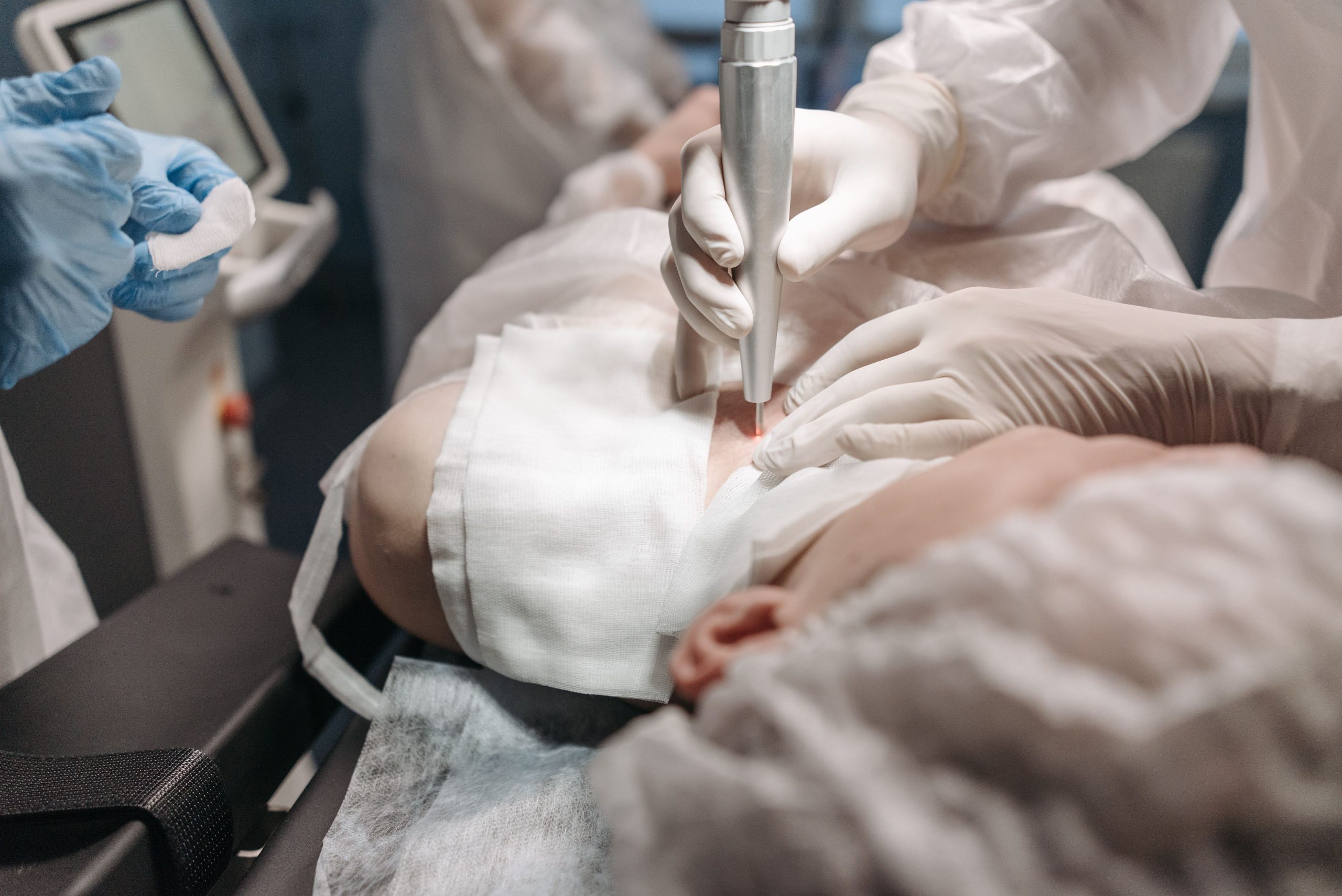 Professionnels effectuant soin laser visage