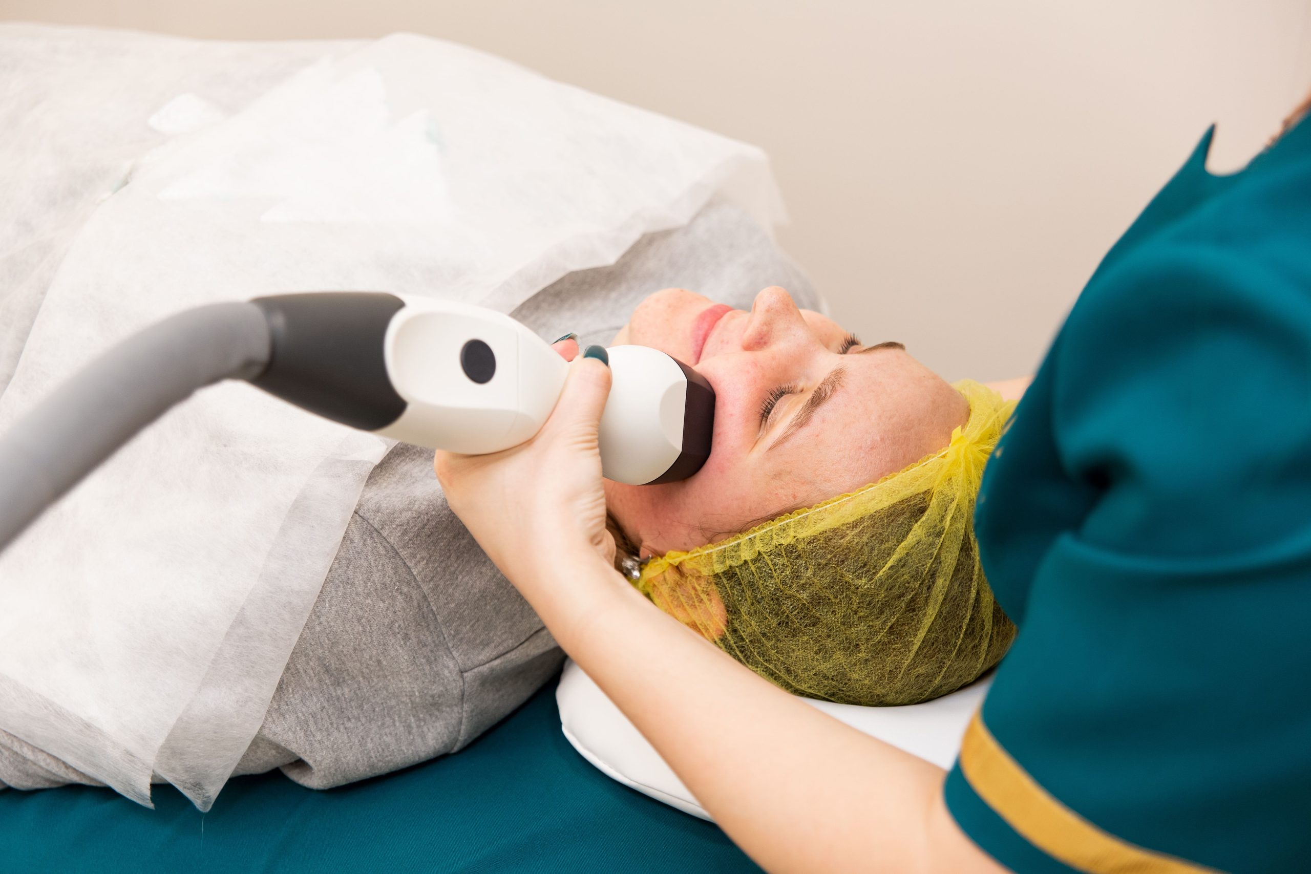 Traitement facial laser professionnel en clinique