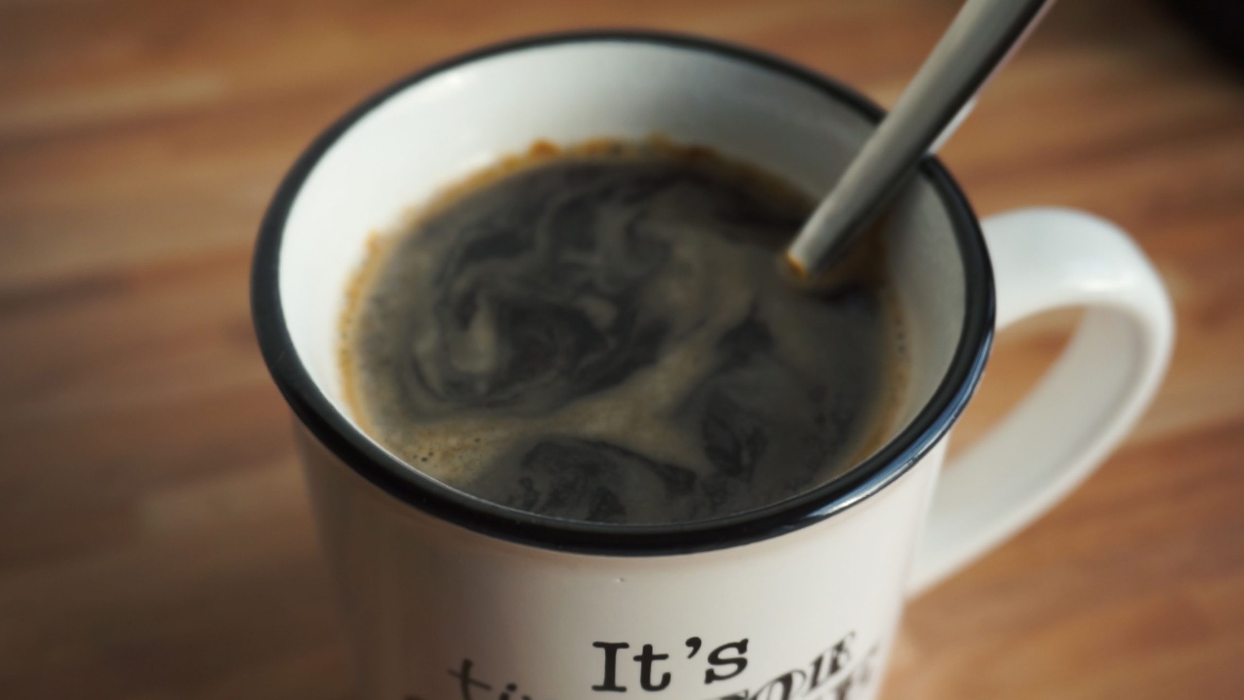 Café noir chaud dans une tasse blanche