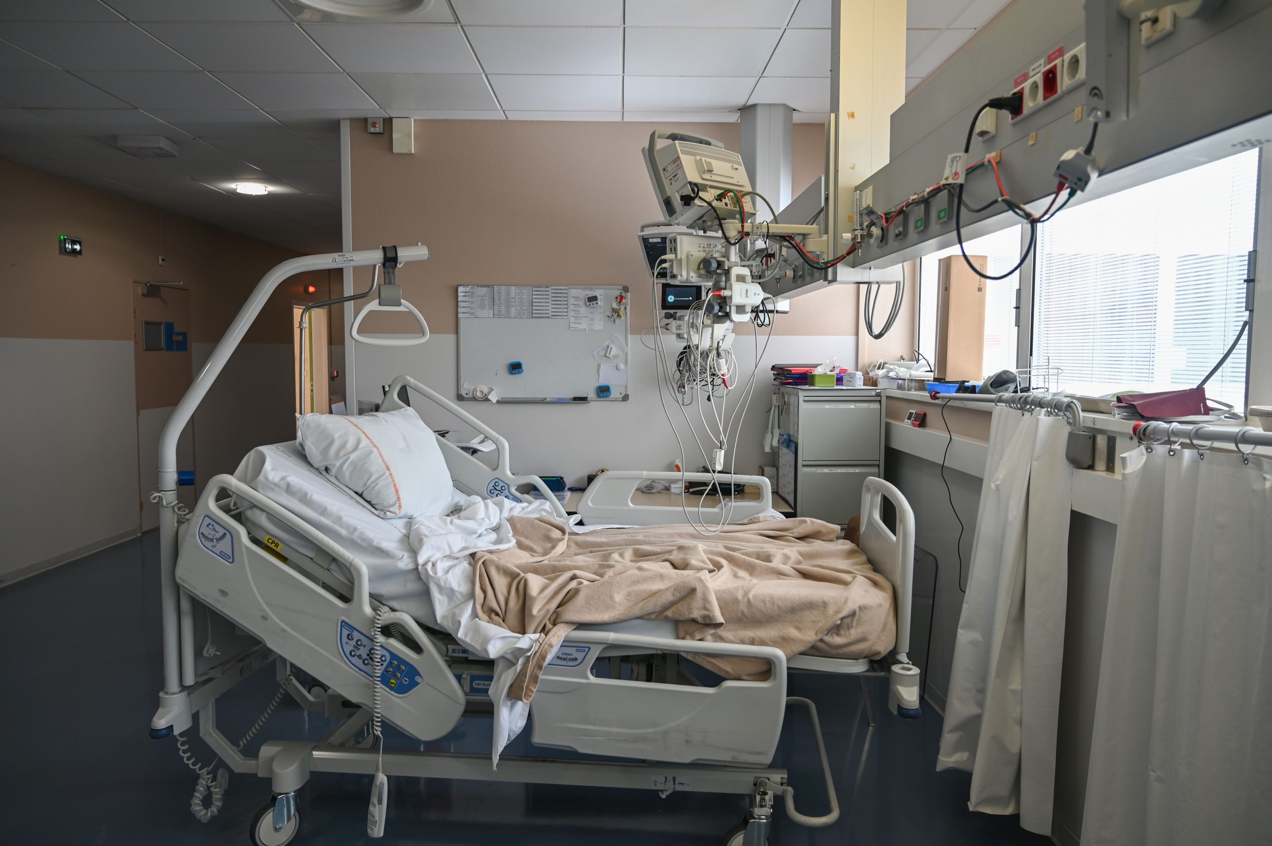 Chambre d'hôpital vide avec équipements médicaux