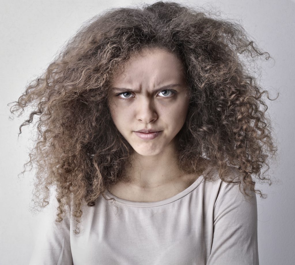 Cheveux mousseux : que faire pour les calmer vraiment ?