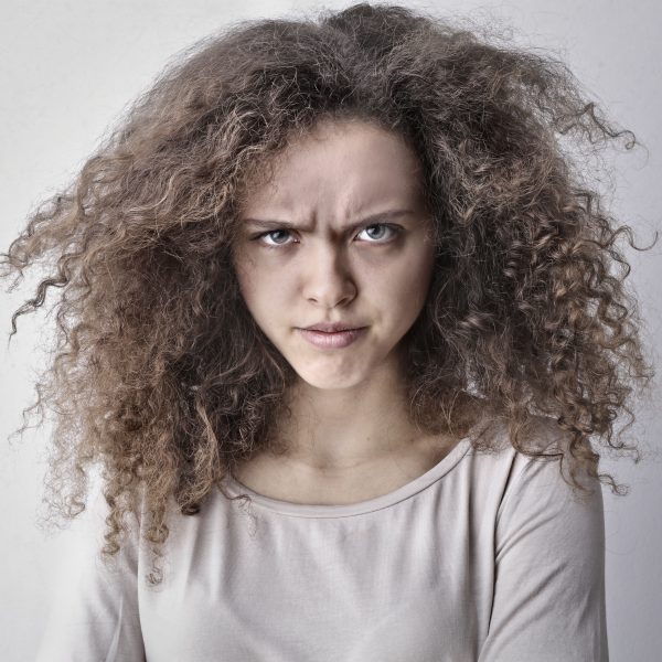 Femme aux cheveux mousseux expression frustrée
