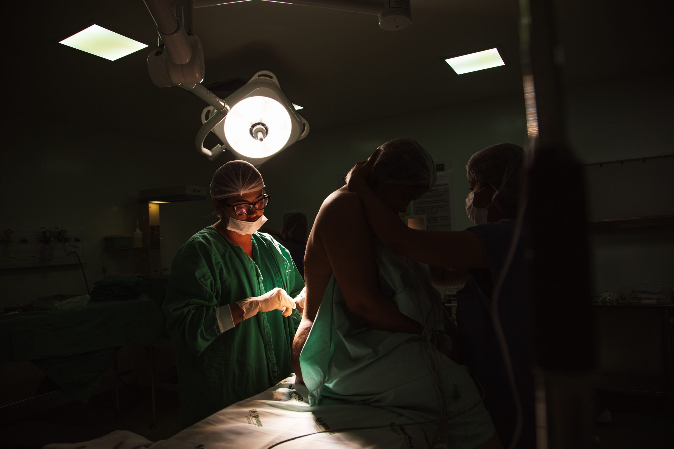 Chirurgiens préparant une opération sous lumière vive