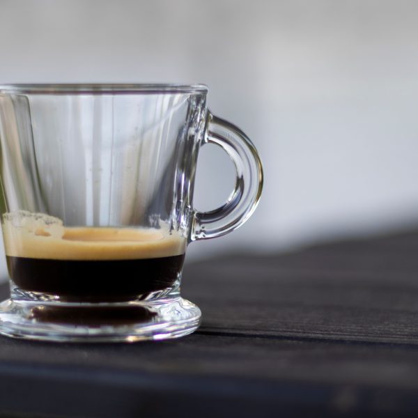 Espresso riche dans un verre transparent