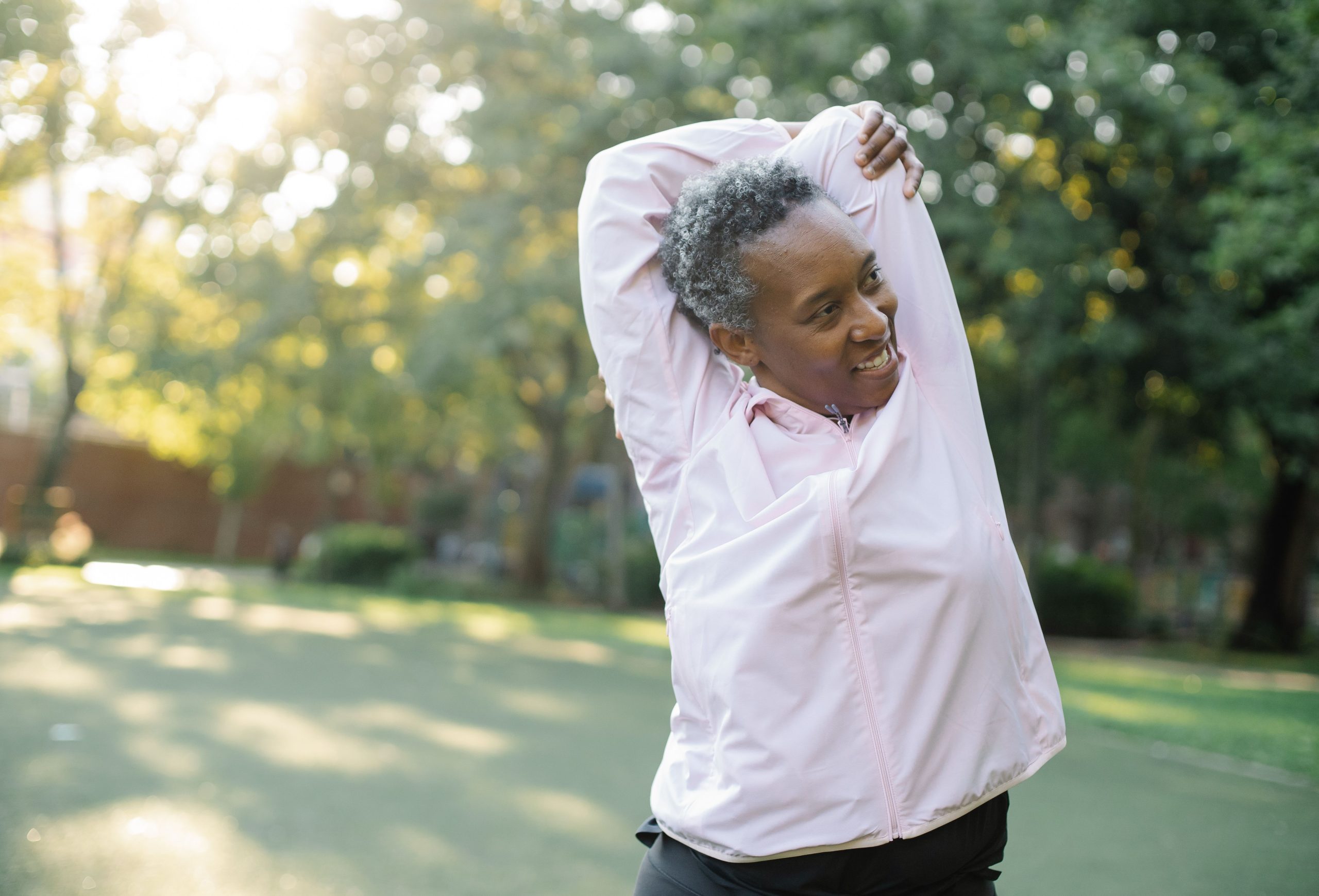 Femme africaine etirement exterieur parc sante