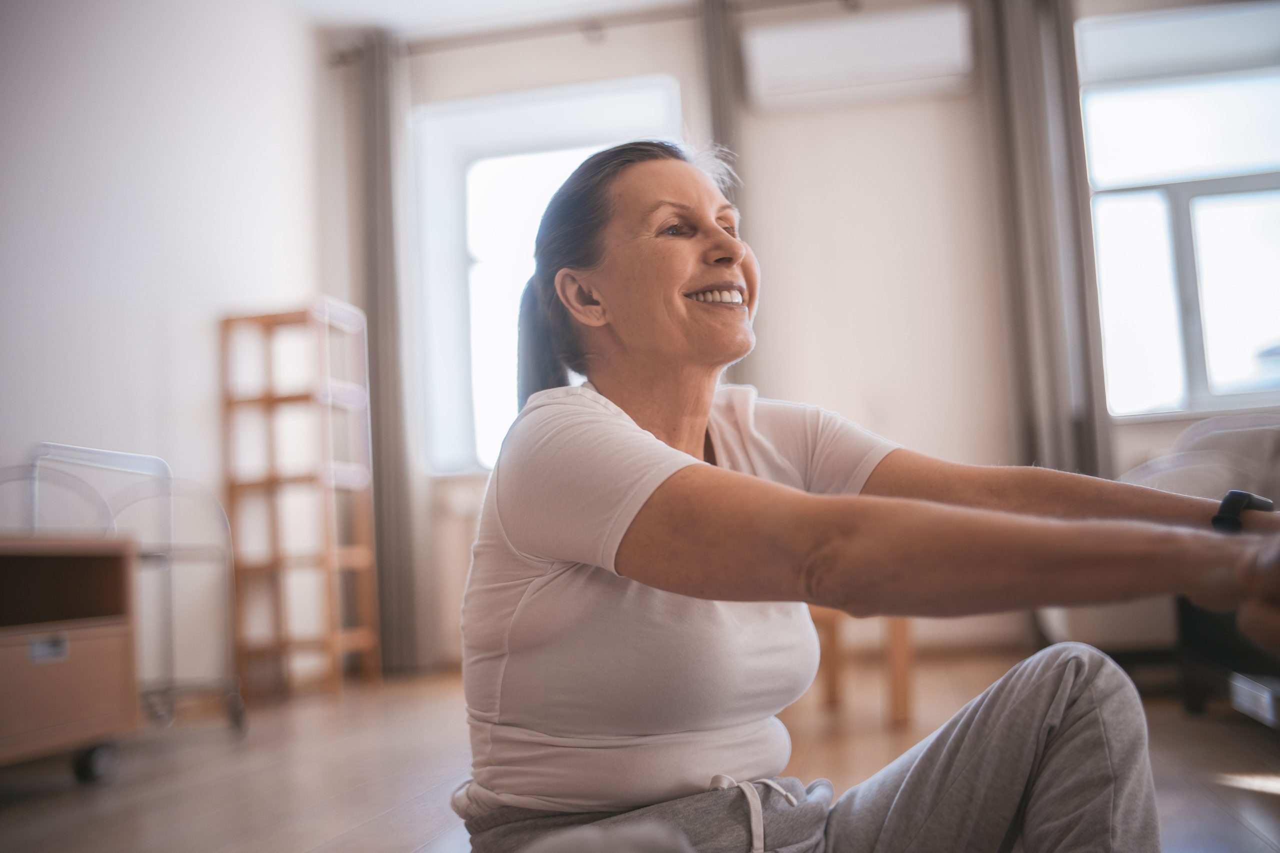 Femme senior heureuse pratiquant exercice physique