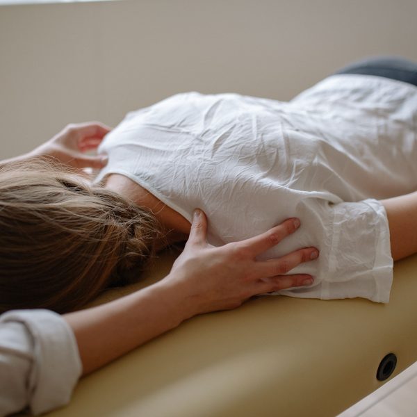 Femme recevant un massage thérapeutique apaisant.
