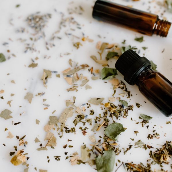Huiles essentielles et plantes séchées pour aromathérapie