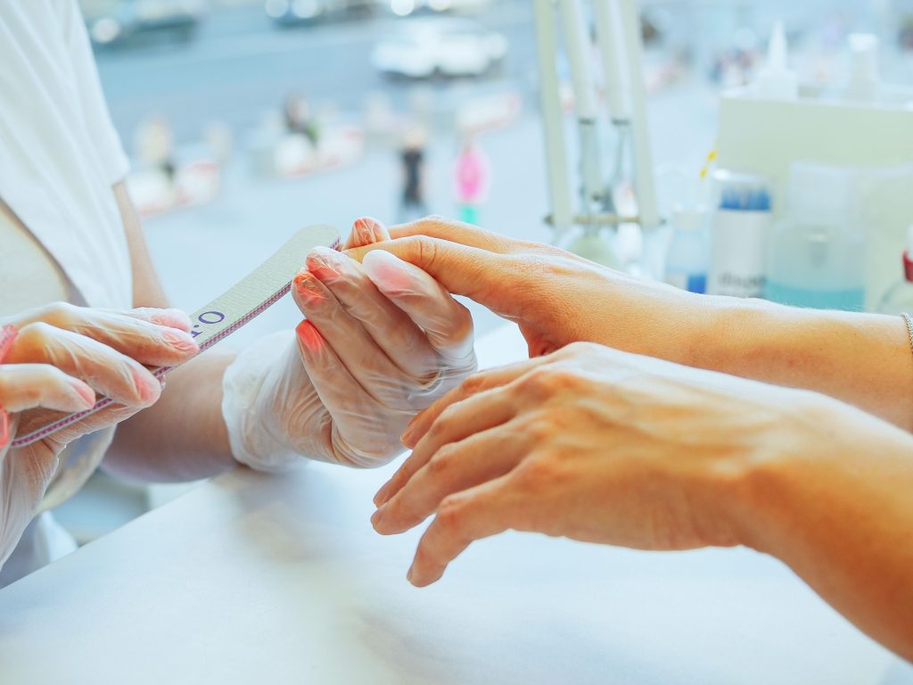 Ongles striés : que faire pour les soigner vraiment ?