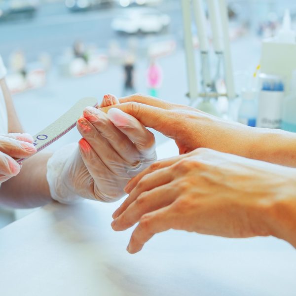 Manucure professionnelle avec limage des ongles en salon