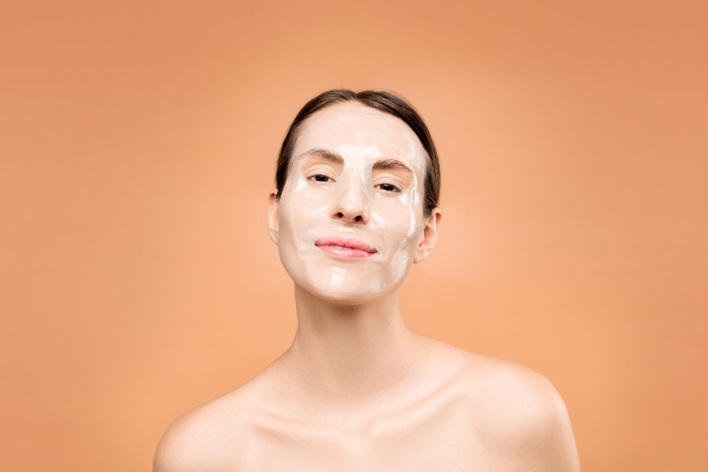 Comment resserrer les pores du visage efficacement ?