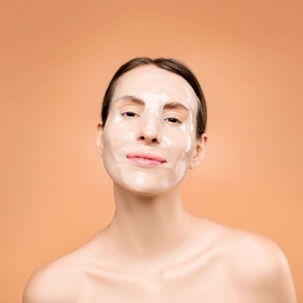 Femme avec masque facial pour resserrer pores