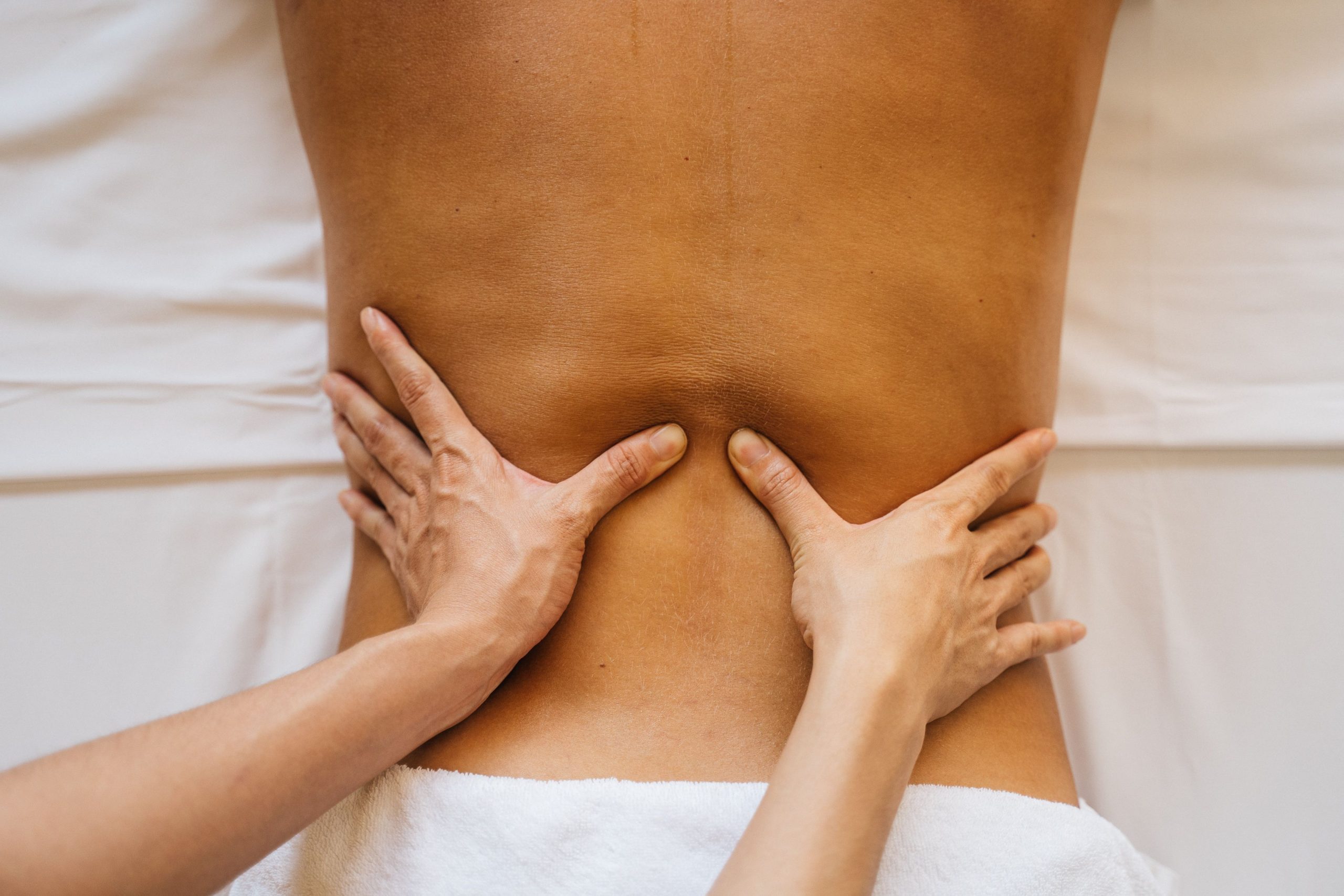 Gros plan massage relaxant du dos et bien-être.
