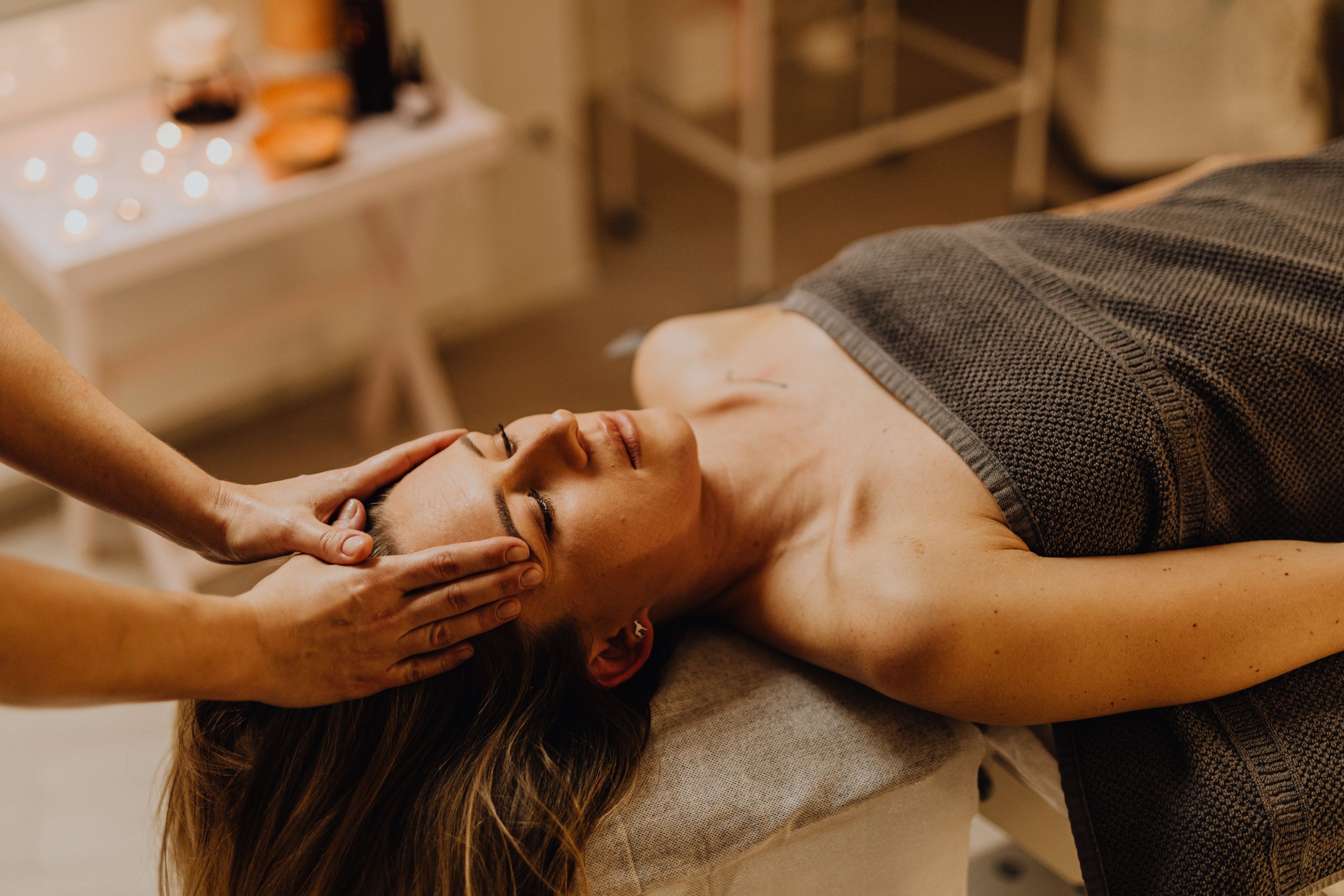 Séance relaxante massage tête spa bien-être.