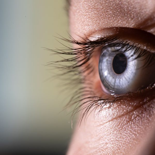 Gros plan sur un œil bleu avec détails des cils