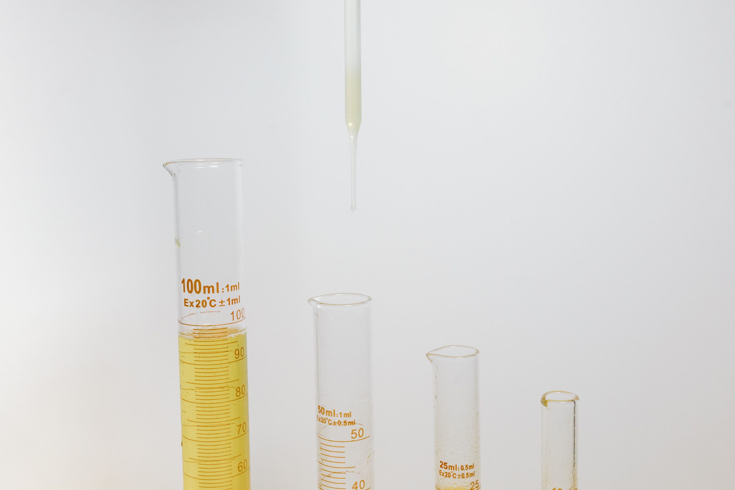 Materiel laboratoire avec eprouvettes graduees et pipette