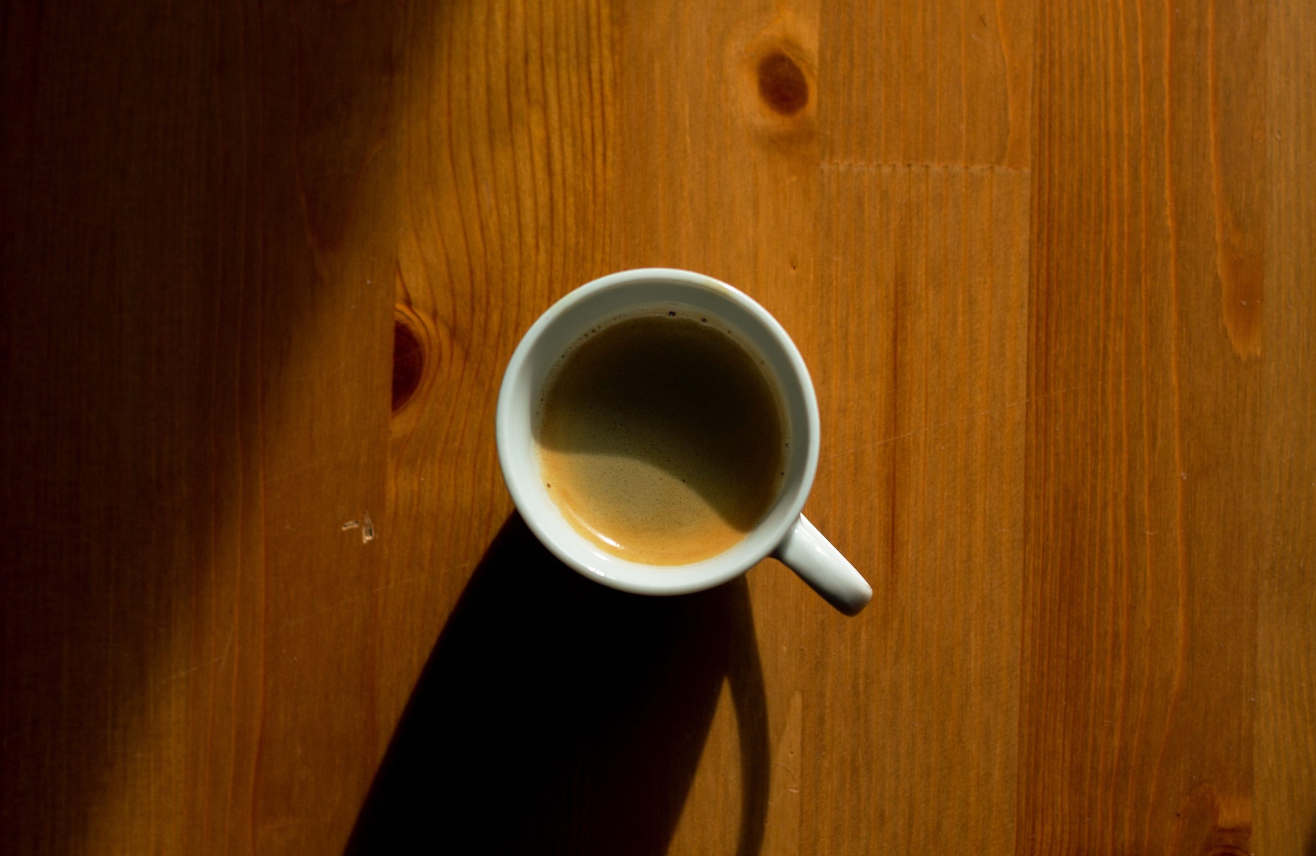 Tasse de café minimaliste sur table bois